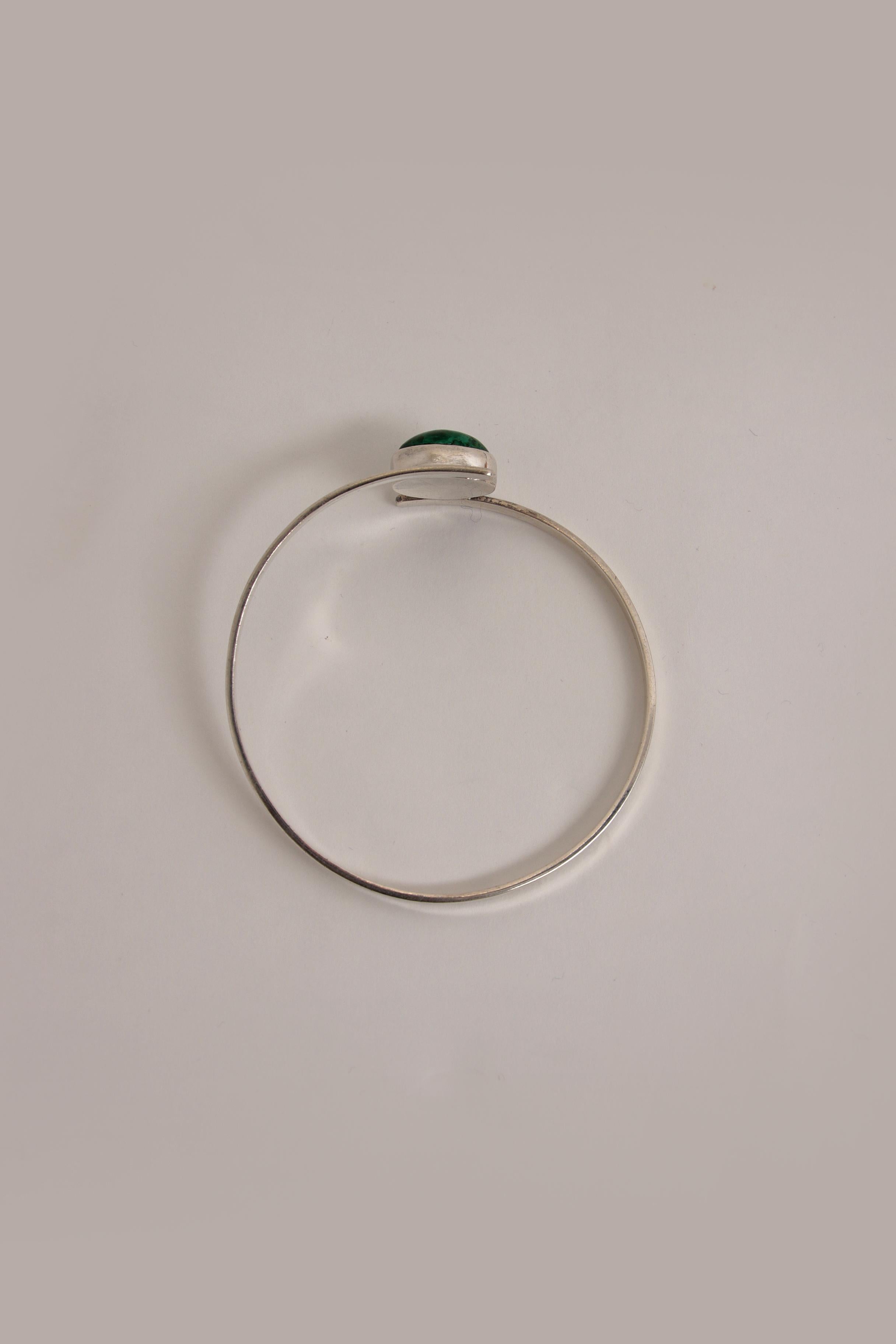 Pulsera moderna escandinava de plata de ley de Isaac Cohen con piedra verde. mediados del siglo XX en venta
