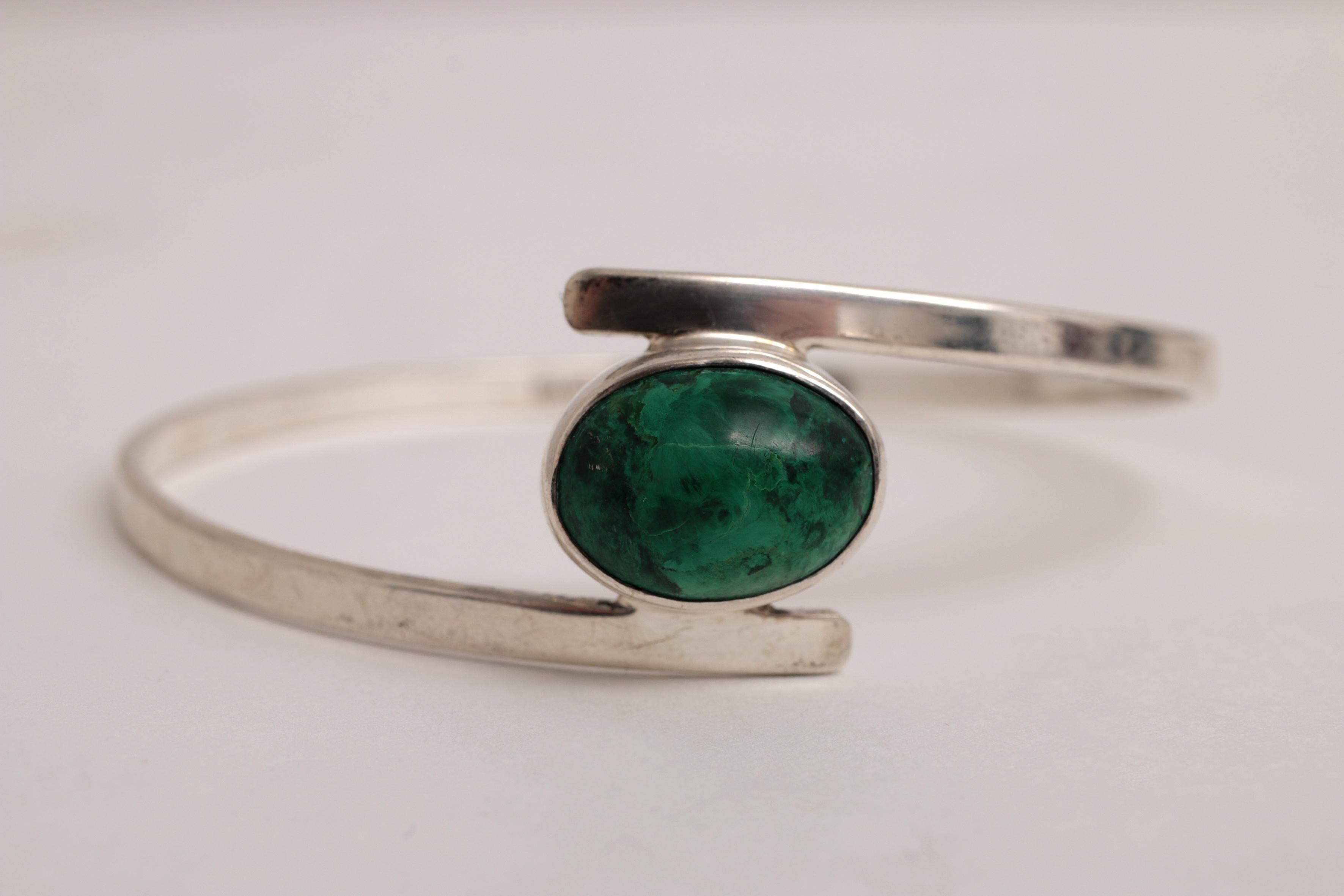 Scandinavian Modern Sterling Silver bracelet by Isaac Cohen with green stone. For Sale 2