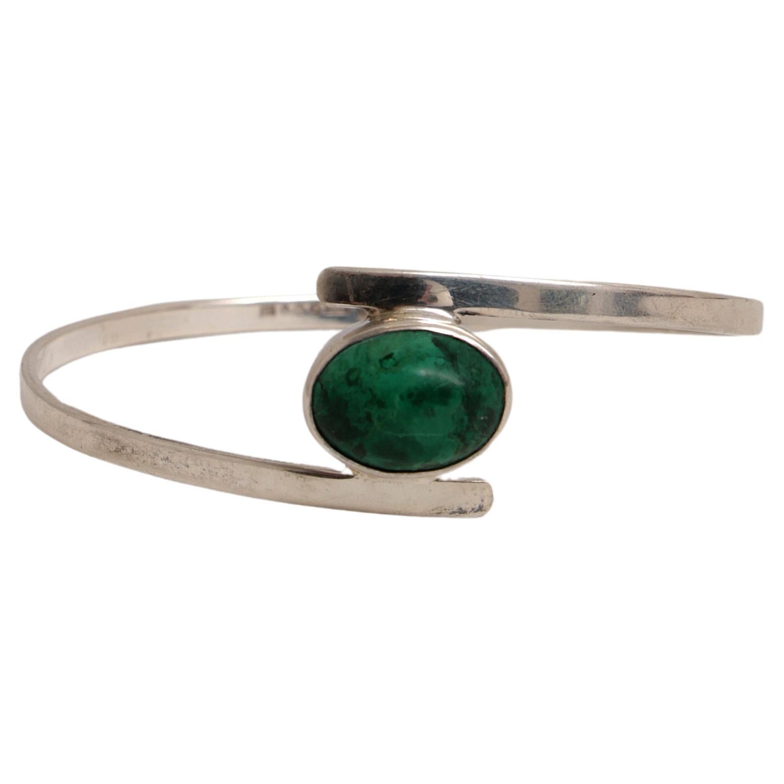 Skandinavisches modernes Armband aus Sterlingsilber von Isaac Cohen mit grünem Stein.