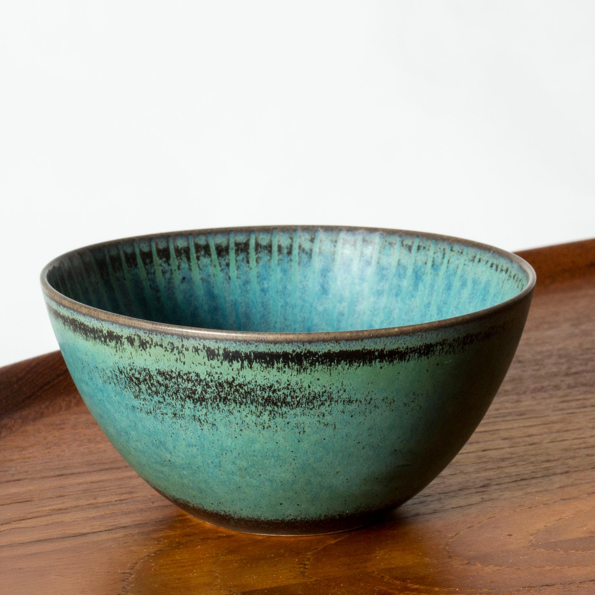 Bella ciotola unica in gres di Stig Lindberg. Forma pulita, smalto blu oceano con sfumature marrone scuro.