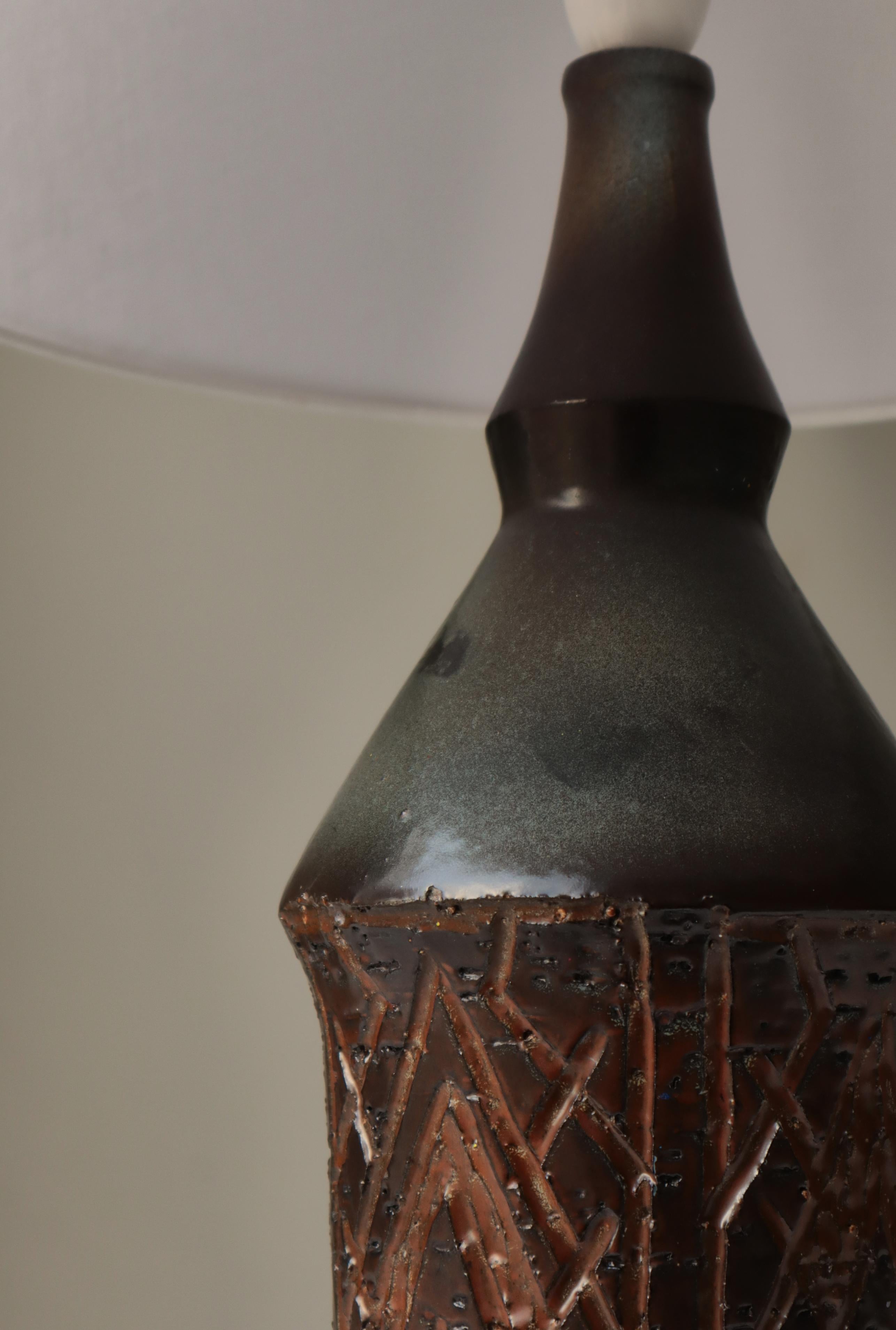 The Modern Scandinavian Stoneware Brutalist Table Lamp by Sejer, Denmark, 1960s Bon état - En vente à Odense, DK
