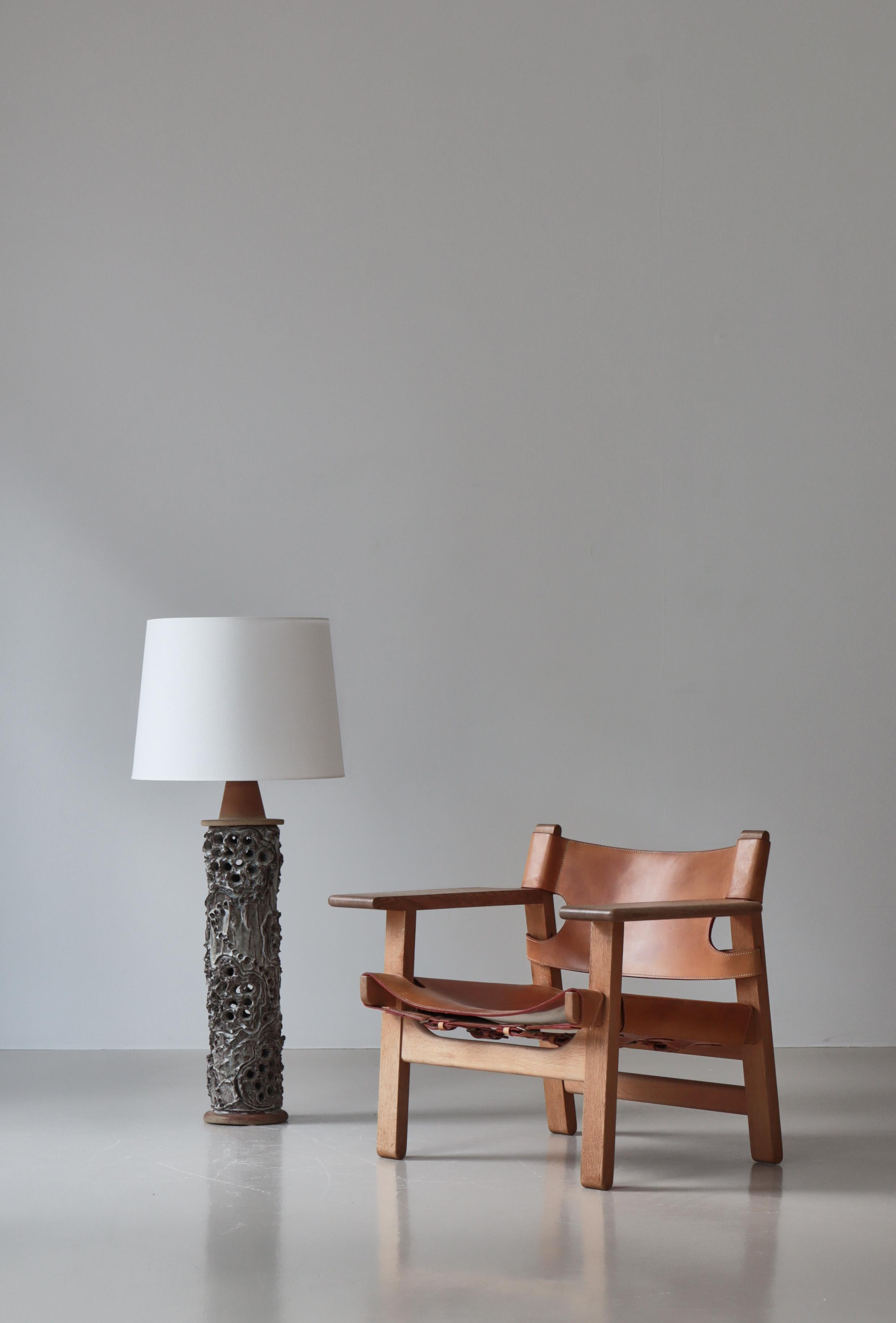 Unique stoneware table lamp by Danish artist Bodil Marie Nielsen. Made in the 1960s.  Equipped with a white shade in flax linen.
