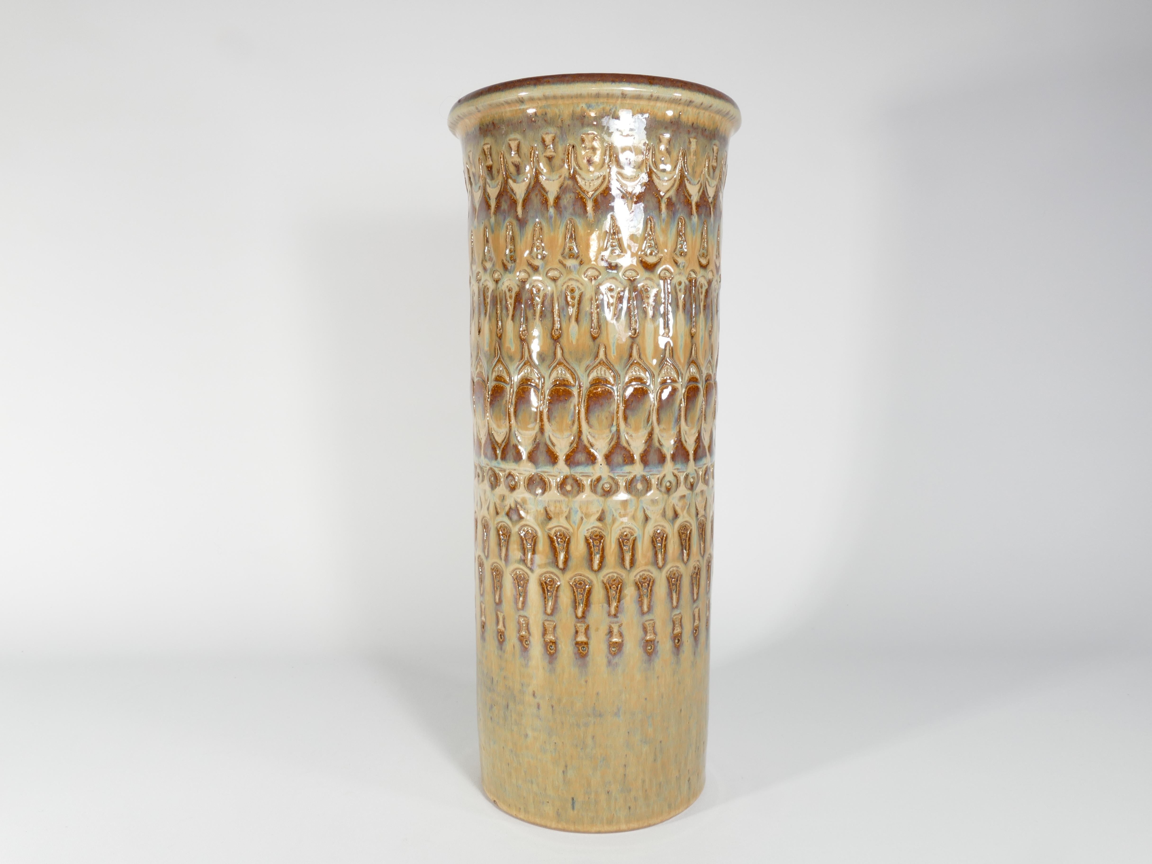Diese große (40 cm) und exquisite Bodenvase aus Steingut wurde Mitte des 20. Jahrhunderts handgefertigt und trägt die unverkennbare Marke Søholm Stentøj. Diese Vase, die von der renommierten dänischen Firma Soholm Stentoj auf der malerischen Insel