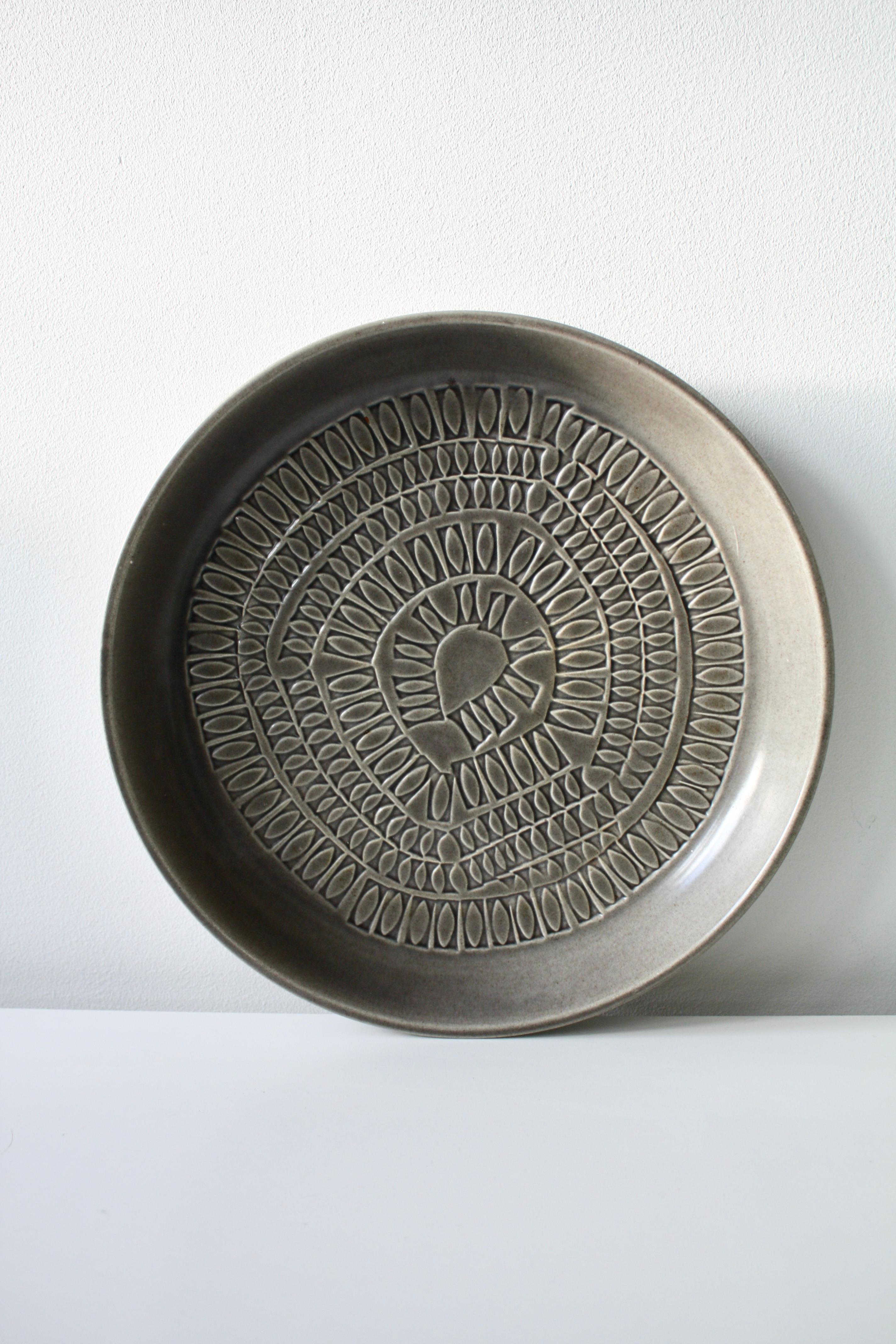 Questo piatto in gres scandinavo moderno di Bo Fajans è molto elegante. Smalto grigio scuro, con una bella decorazione in rilievo,  Label e timbro profondo 