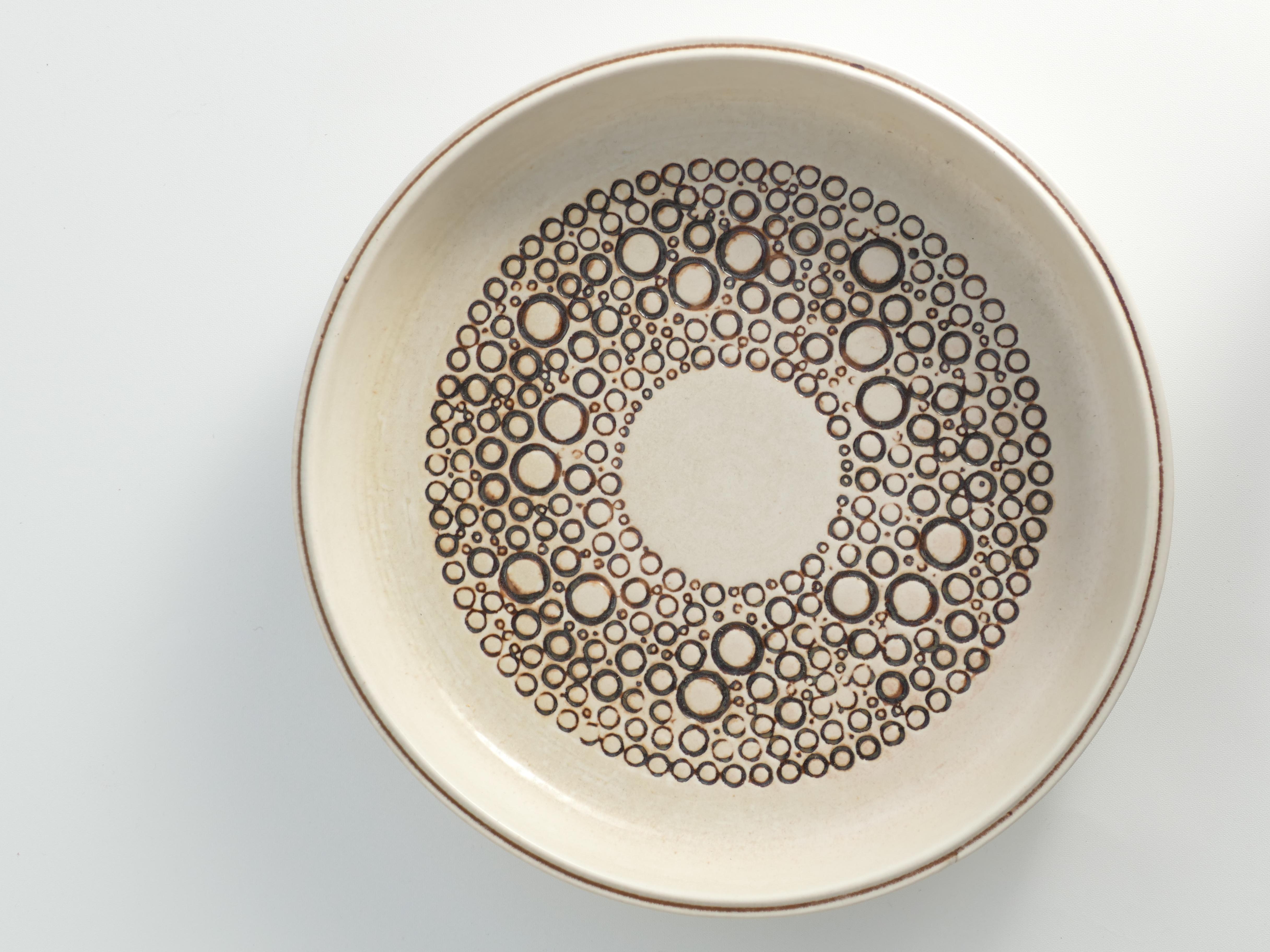 Britt-Louise Sundell disegnò l'iconica serie Mykene per Gustavsberg nel 1961. Questa collezione è caratterizzata da oggetti dalle forme robuste, opachi e con un design che non ha nulla da invidiare a quelli di altre marche.  smalto bianco crema e un