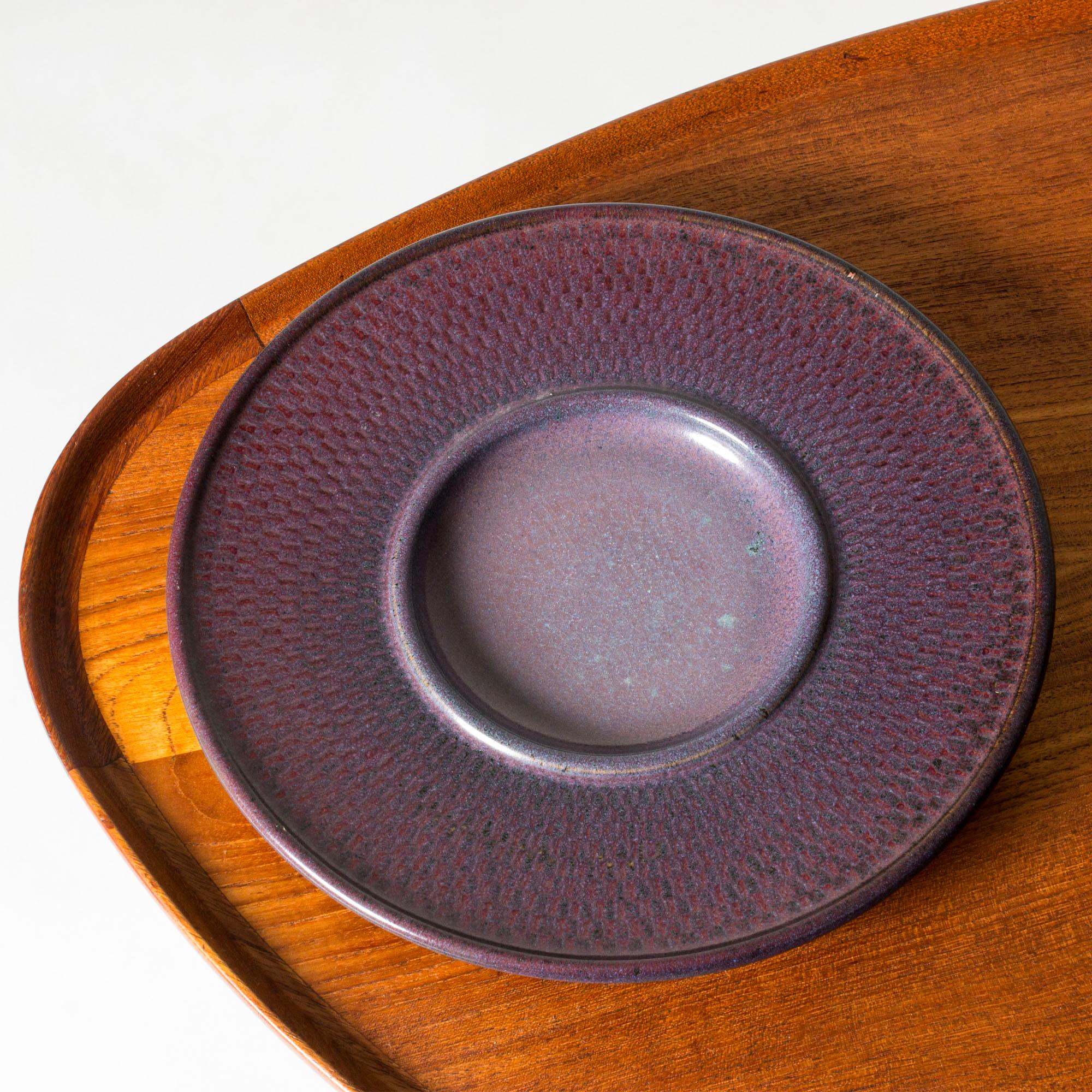 Magnifique plat unique en grès de Stig Lindberg, avec un large bord. Décoré d'un motif en damier, émaillé en violet aubergine.