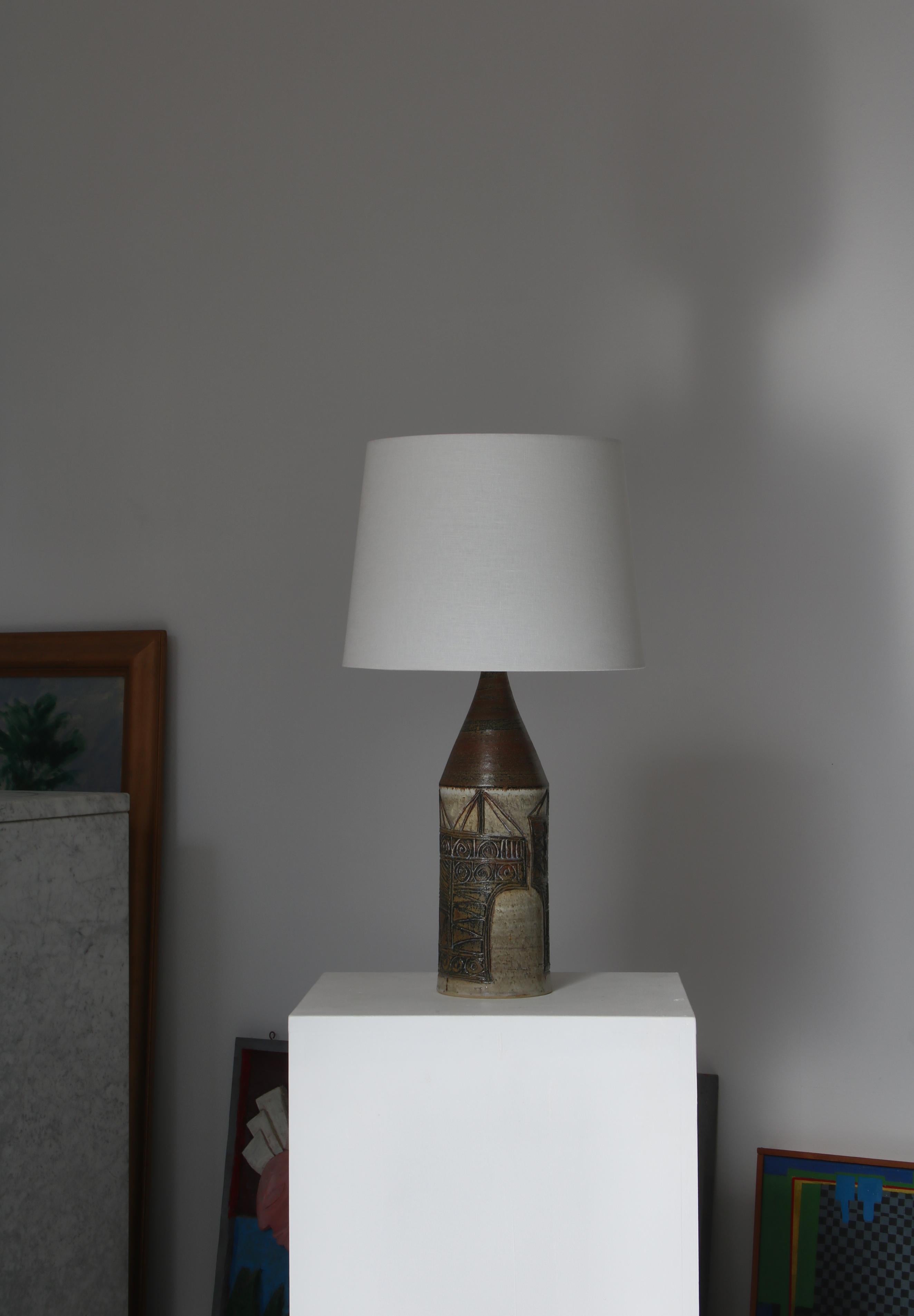 Ein wunderbarer skandinavisch-moderner Lampenfuß, der von Dagny und Finn Hald in den 1950er Jahren in ihrer eigenen Keramikwerkstatt in Soon, Norwegen, hergestellt wurde. Die Lampe ist von Hand mit eingeritzten abstrakten Motiven verziert. Unten