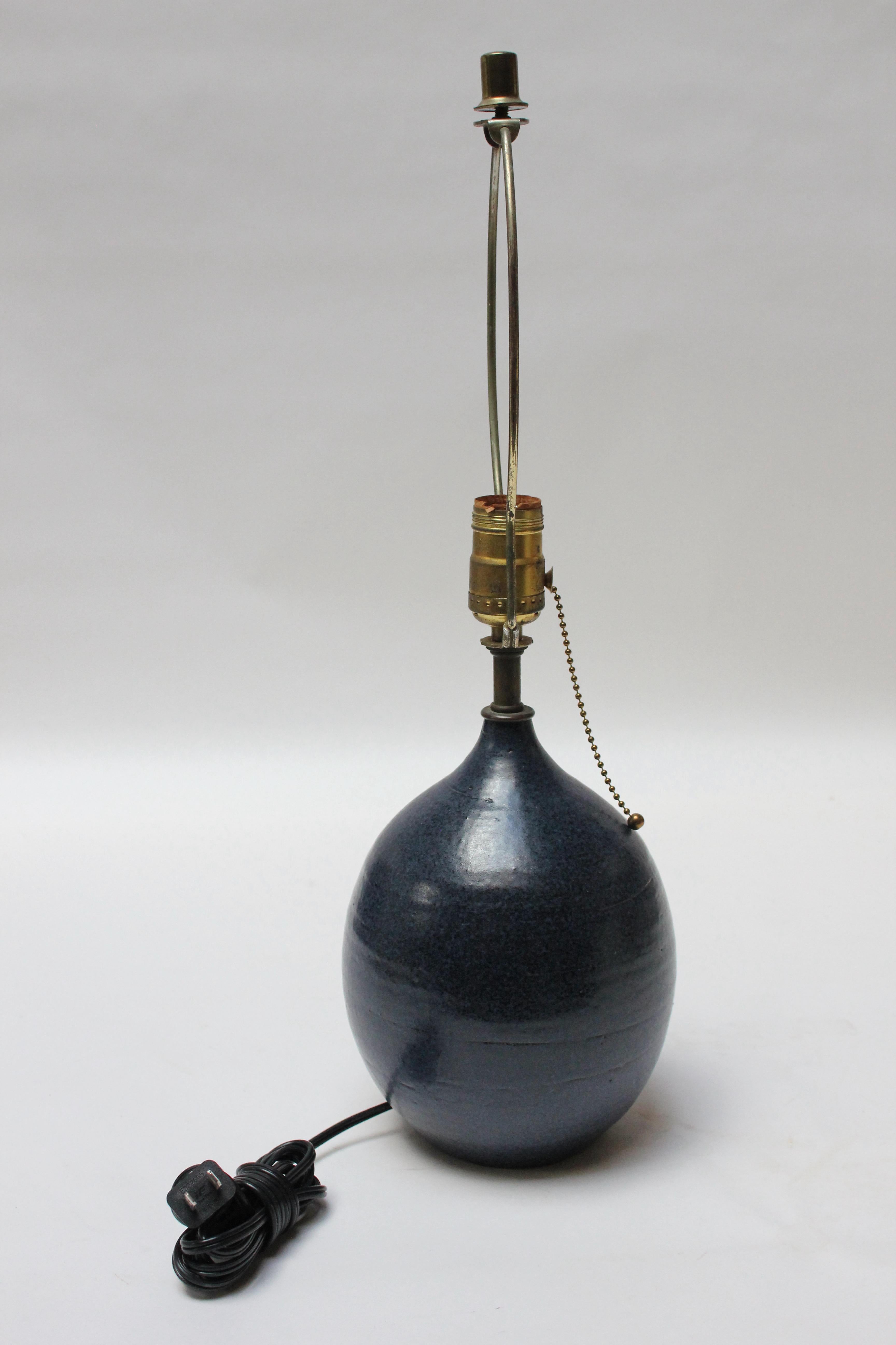 Scandinavian Modern Stoneware Table Lamp in Navy In Good Condition In Brooklyn, NY