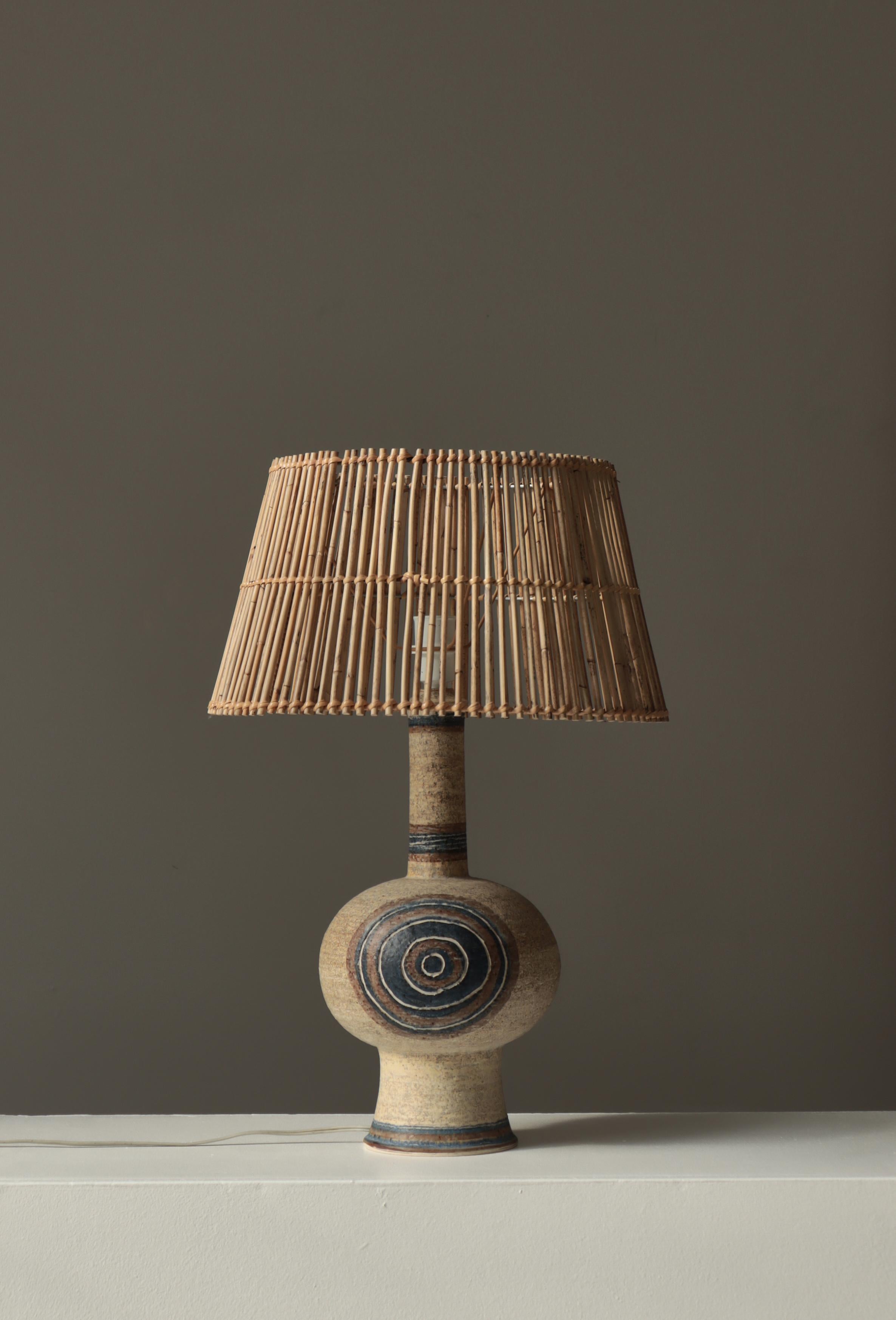 Lámpara de sobremesa moderna escandinava de gres con pantalla de ratán de Axella, años 60 Escandinavo moderno en venta