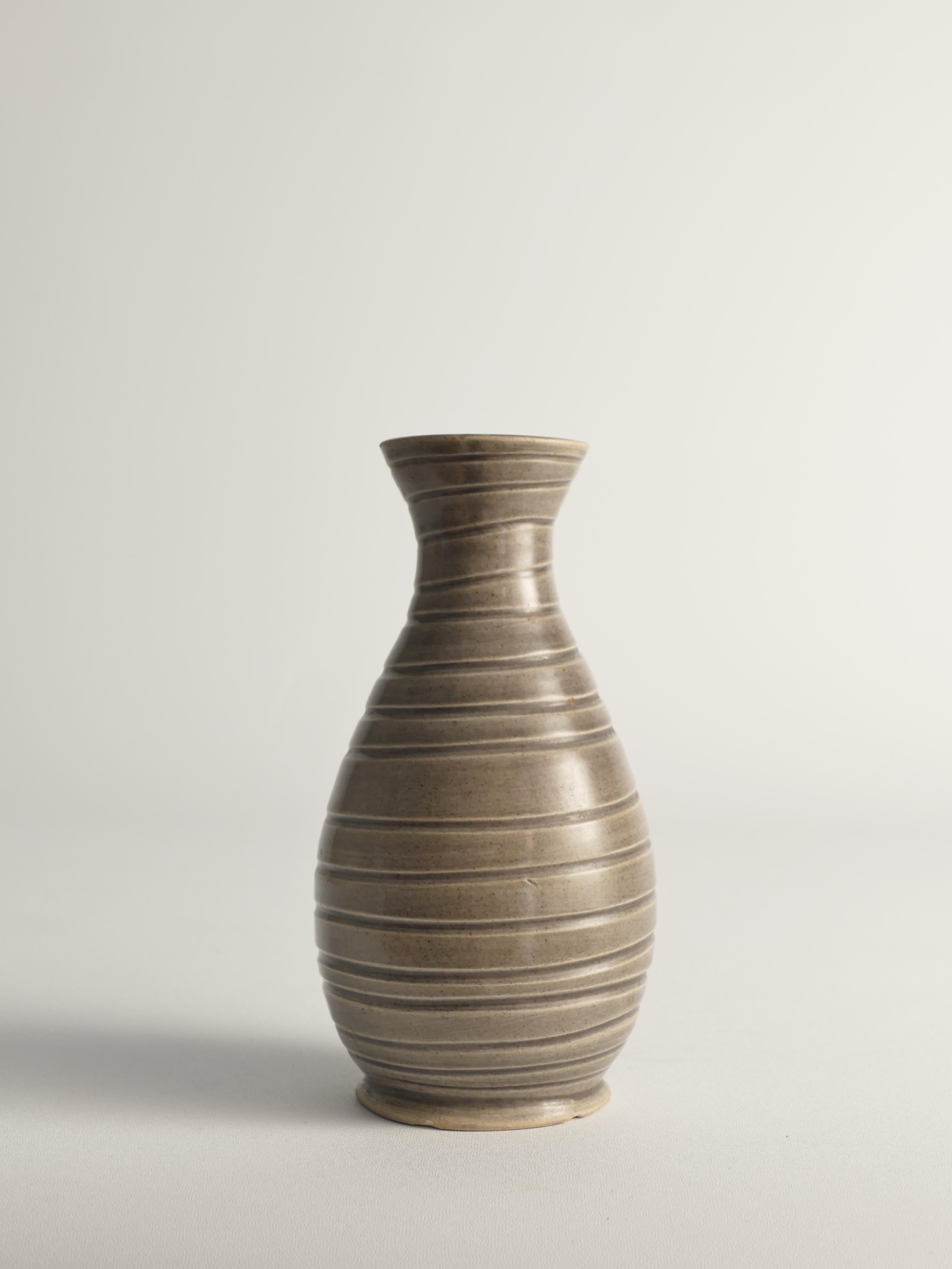 Scandinavian Modern Stoneware Vase attributed to Ewald Dahlskog for Bo Fajans In Good Condition For Sale In Grythyttan, SE