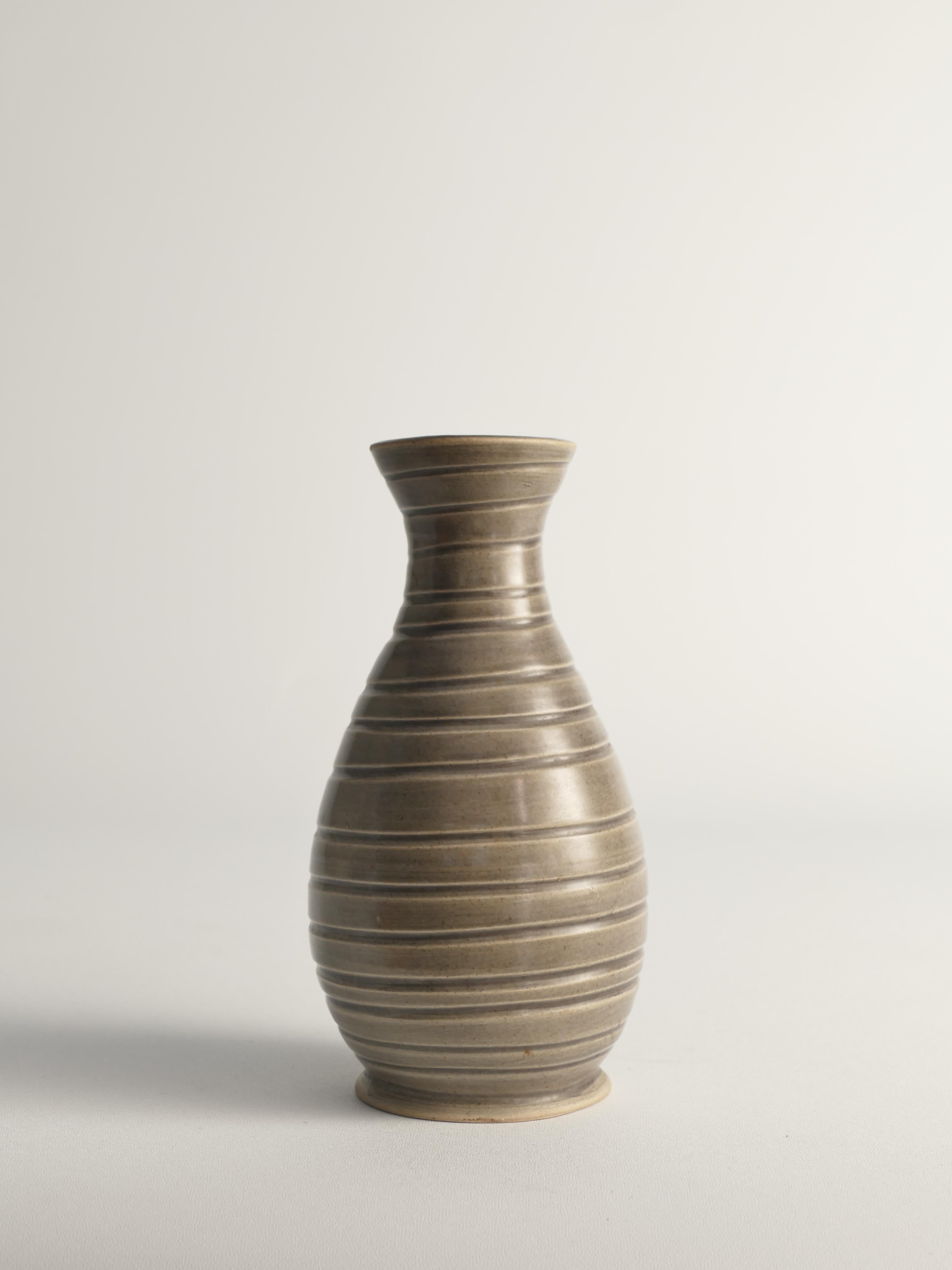 Scandinavian Modern Stoneware Vase attributed to Ewald Dahlskog for Bo Fajans For Sale 1