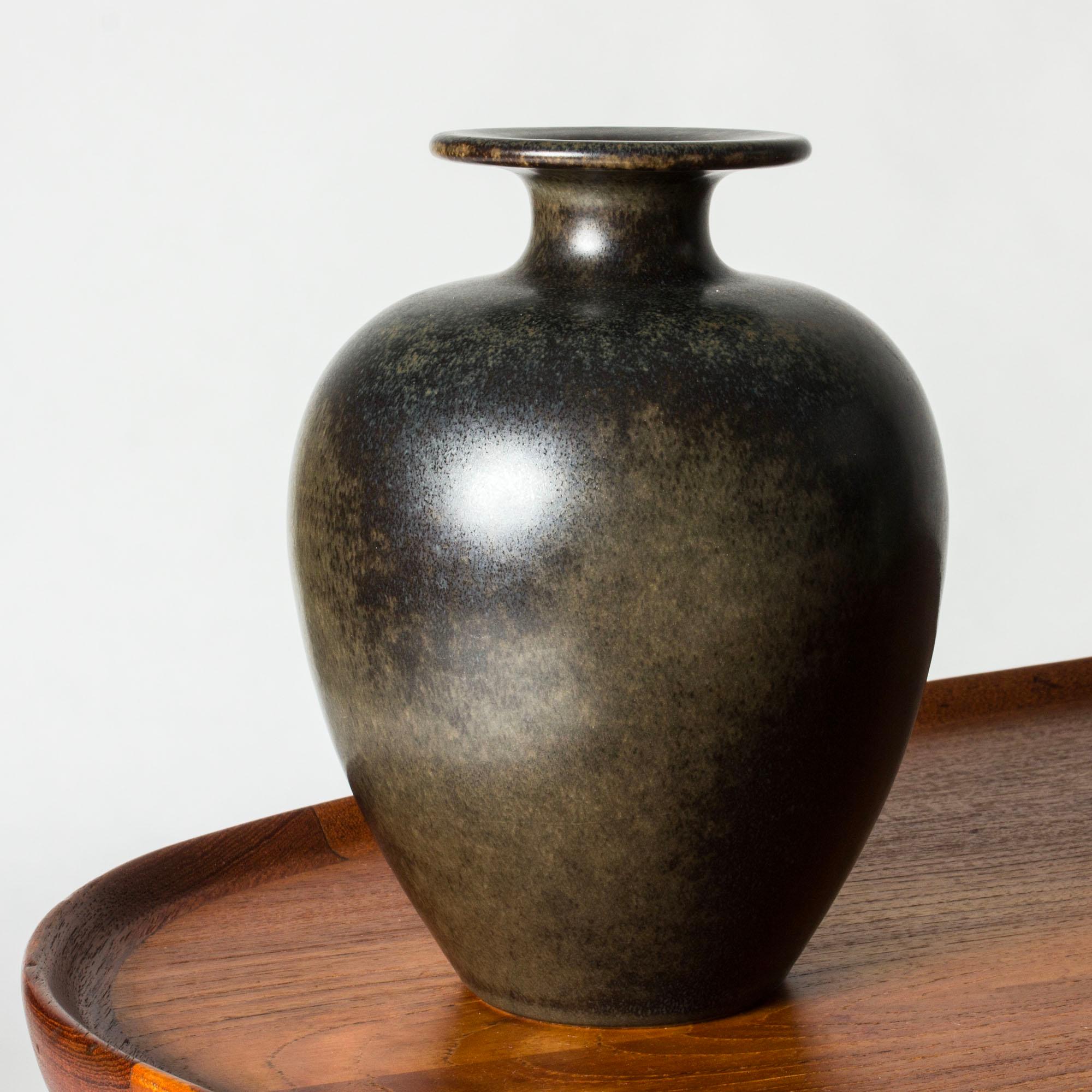 Bellissimo vaso in gres di Eric e Ingrid Triller, dalla forma classica e dalle linee morbide e pulite. Smalto nerastro con una sottile lucentezza.

In fuga dalla Seconda Guerra Mondiale, i ceramisti tedeschi Eric e Ingrid Triller si stabilirono nel