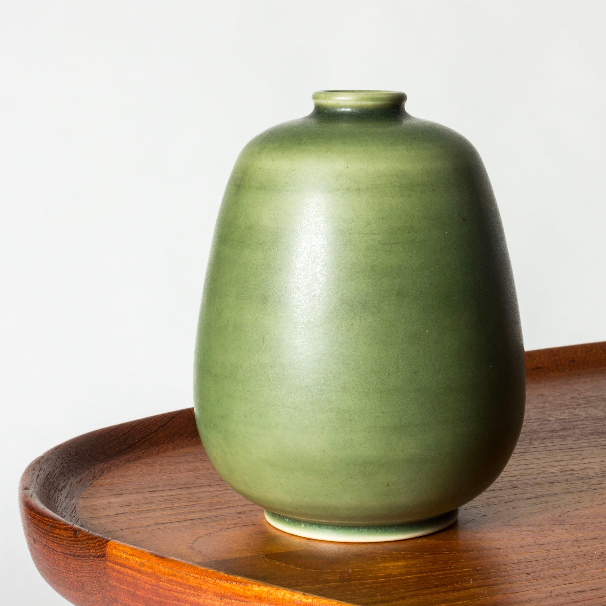 Piccolo vaso in gres di Eric Brown e Ingrid Triller, con bocca larga e smalto caldo color marrone e terracotta.

In fuga dalla Seconda Guerra Mondiale, i ceramisti tedeschi Eric e Ingrid Triller si stabilirono nel villaggio industriale di Tobo e