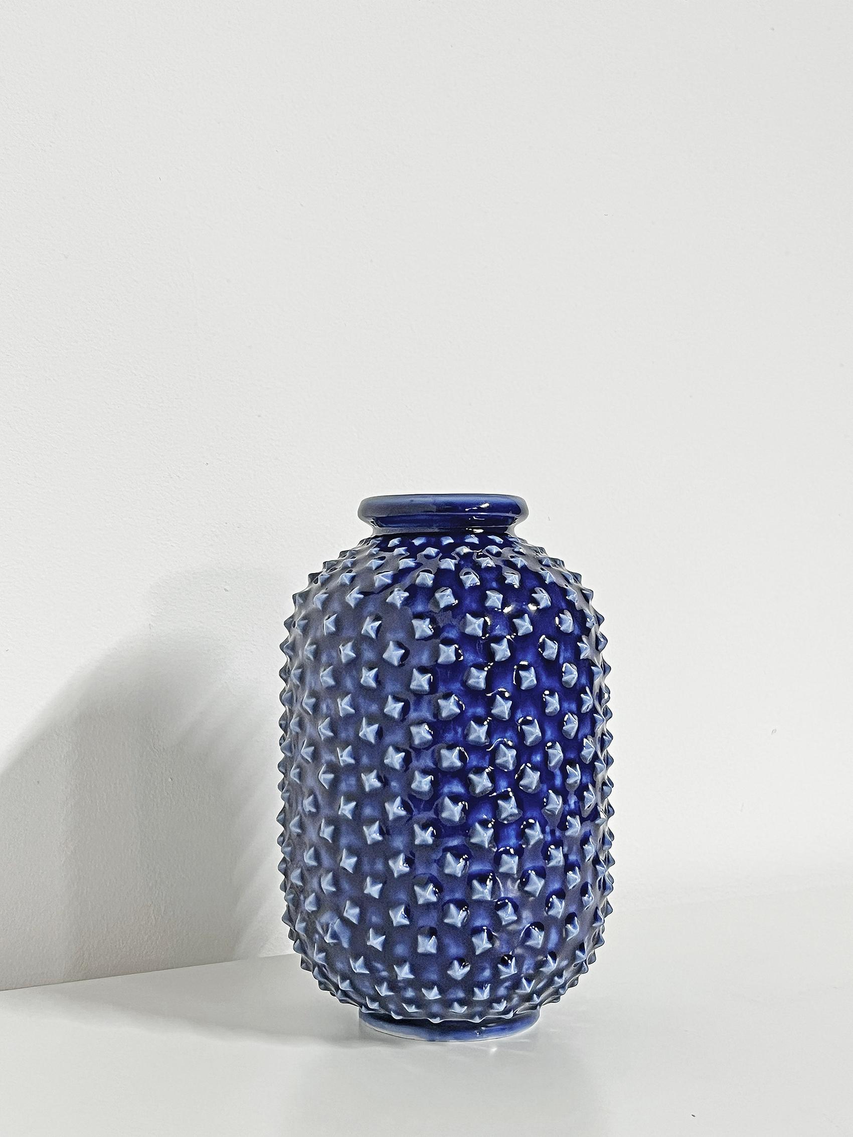 Schöne skandinavische moderne Vase von Gunnar Nylund für Rörstrand, ca. 1950er Jahre.
Signiert mit Herstellerzeichen. 
Guter Vintage-Zustand, Abnutzung und Patina im Einklang mit Alter und Gebrauch. 
Einige Dellen an der Basis der Vase