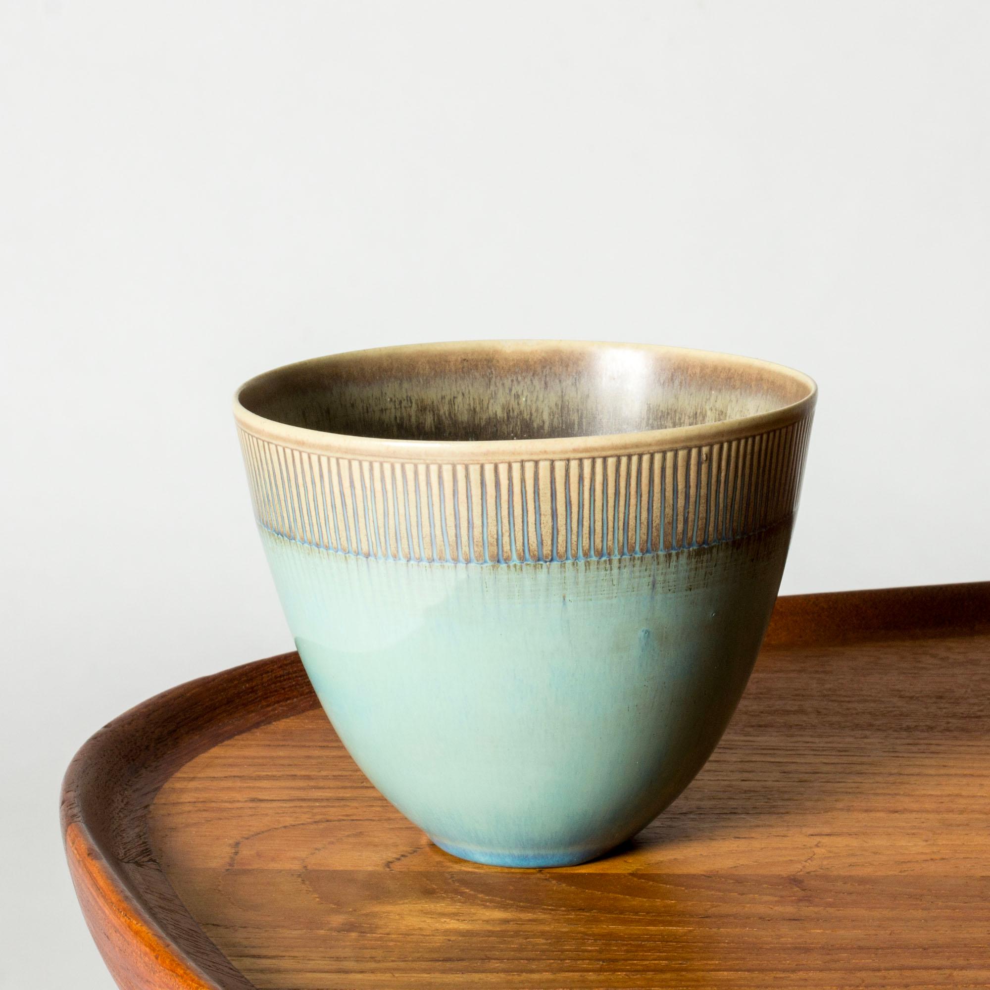 Bellissimo vaso unico in gres di Stig Lindberg. Forma pulita, smalto blu oceano con sfumature greige.