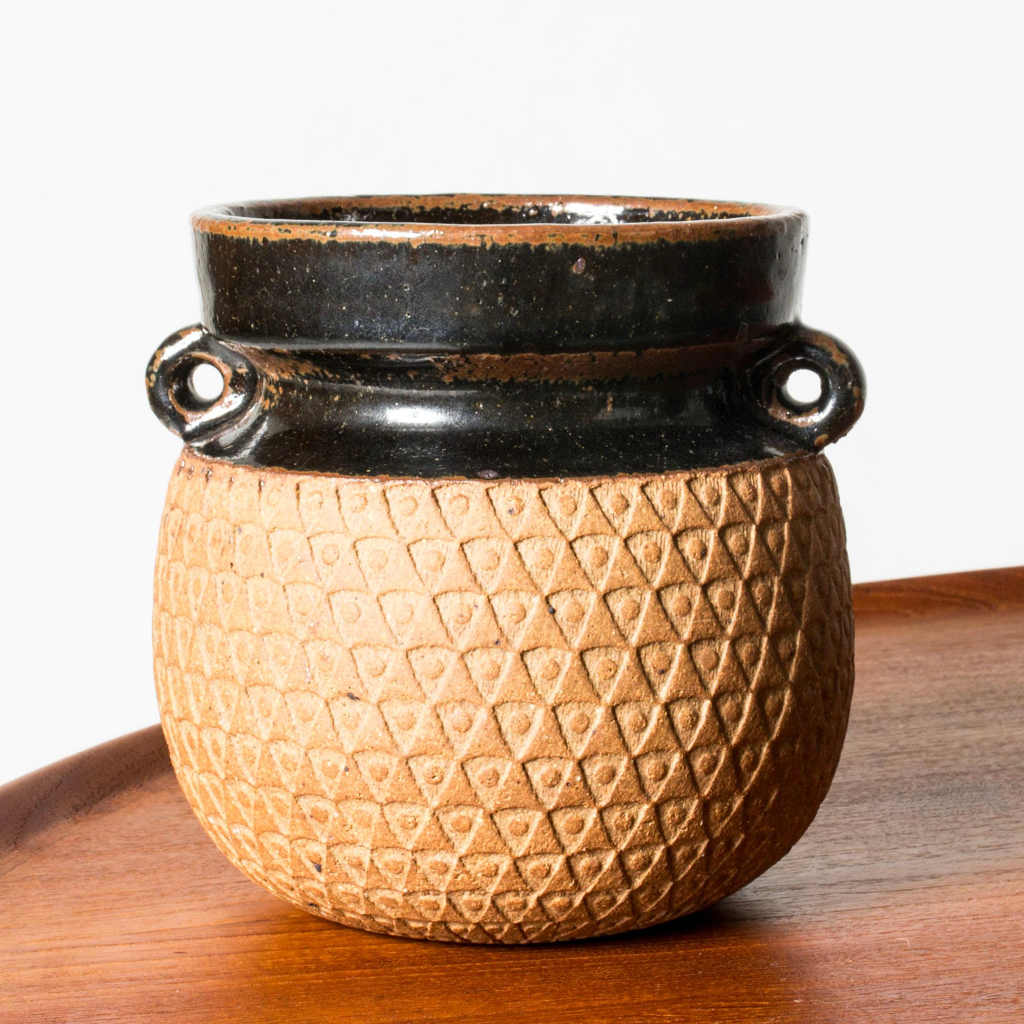 Delizioso vaso in gres di Stig Lindberg, dalla forma massiccia con manici. Motivo grafico in rilievo, parzialmente non smaltato.