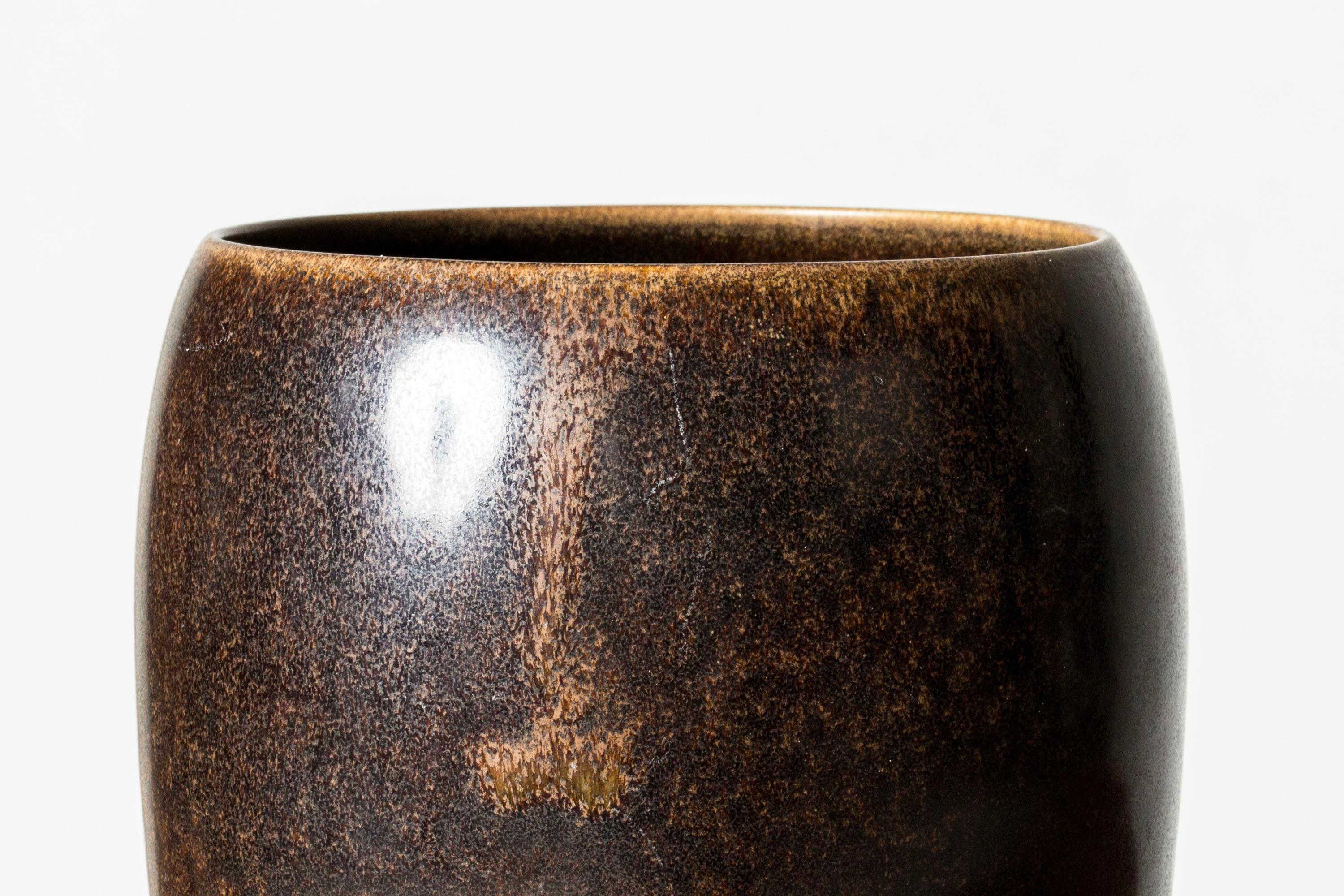 Fresco vaso in gres di Stig Lindberg, dalla forma affusolata con un'ampia apertura. Look rustico con smalto marrone caldo.