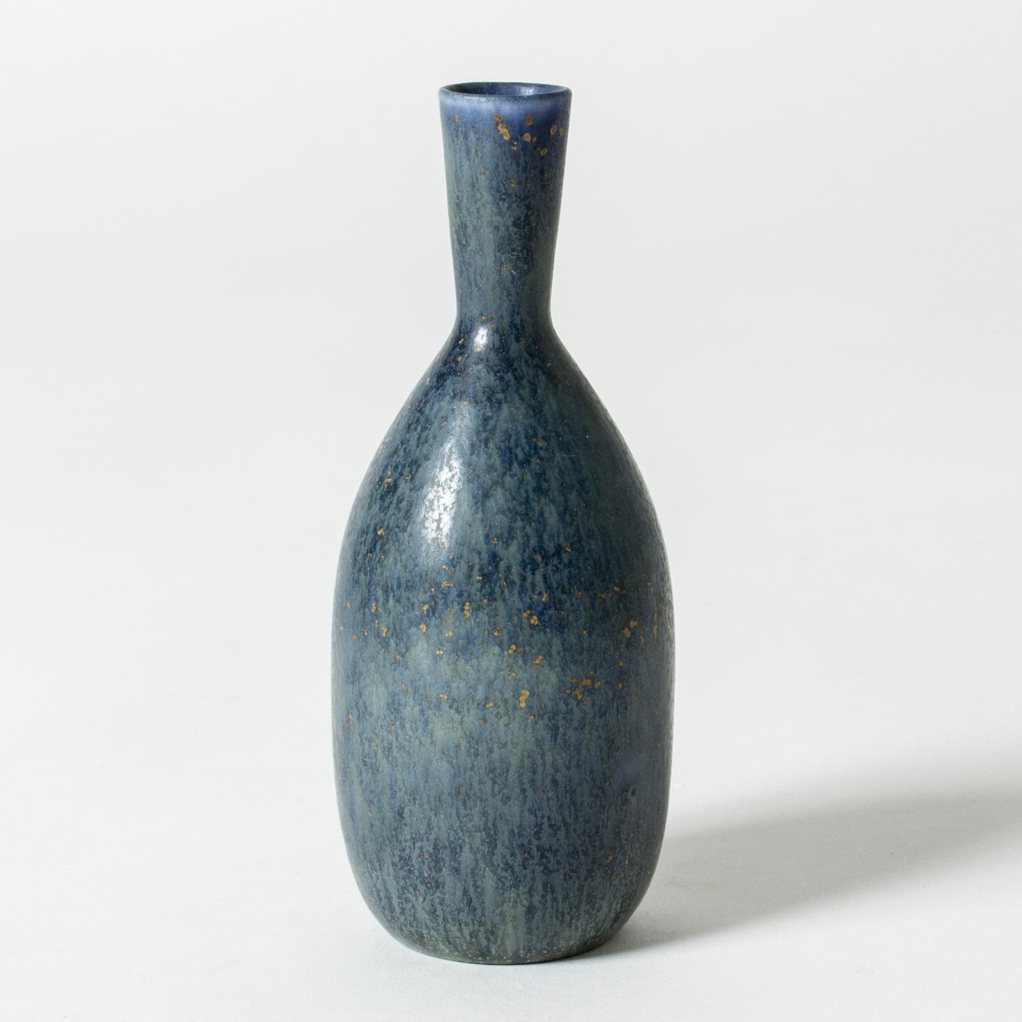 Magnifique vase en grès de Carl-Harry Stålhane de taille soignée et de forme épurée. Émail bleu acier avec des mouchetures de couleur qui ont un effet doré.
