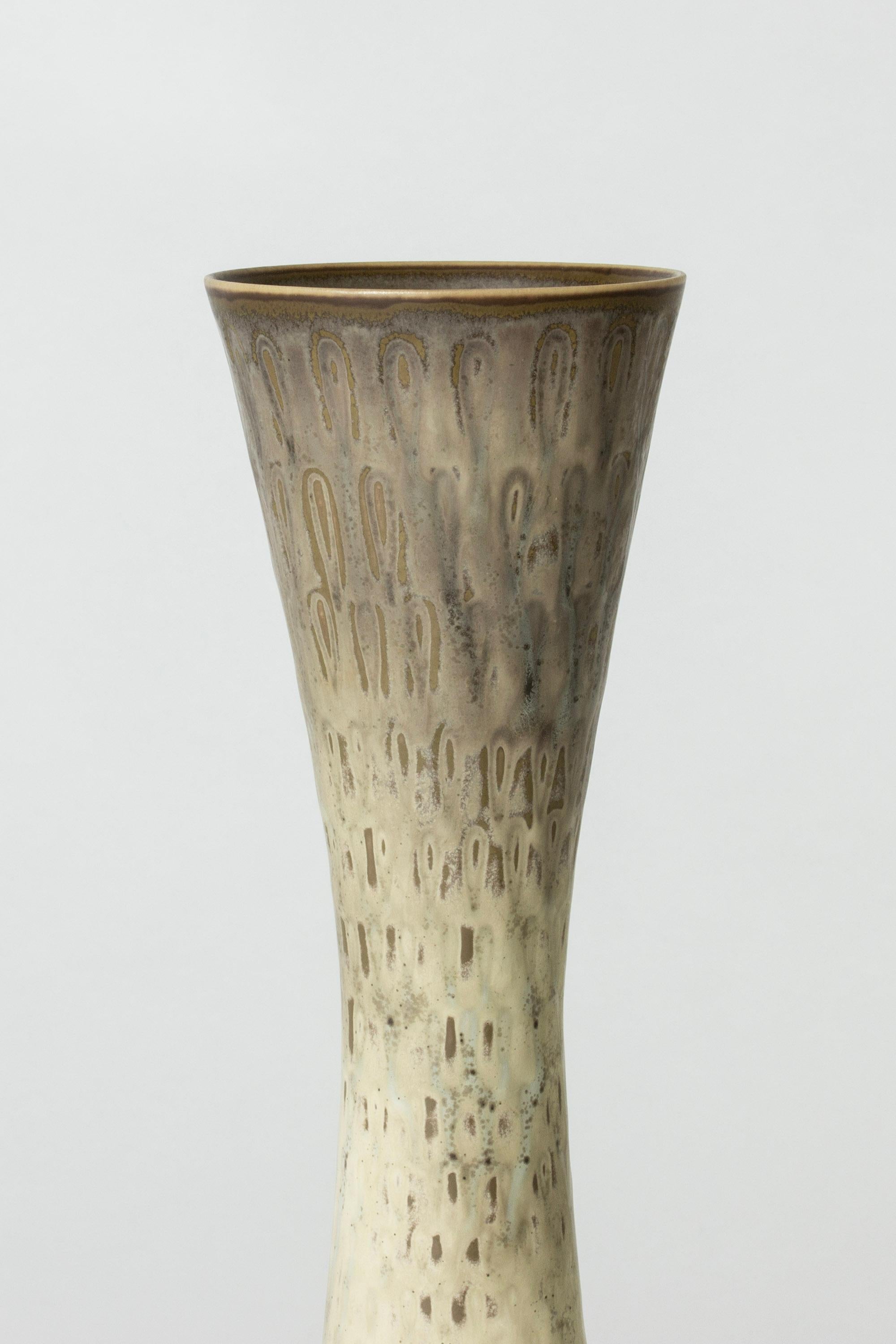 Striking stoneware vase by Carl-Harry Stålhane in a sleek form, with eggshell glaze and a subtle graphic pattern. Flecks of brown and white around the rim and base.

Carl-Harry Stålhane was one of the stars among Swedish ceramic artists during the