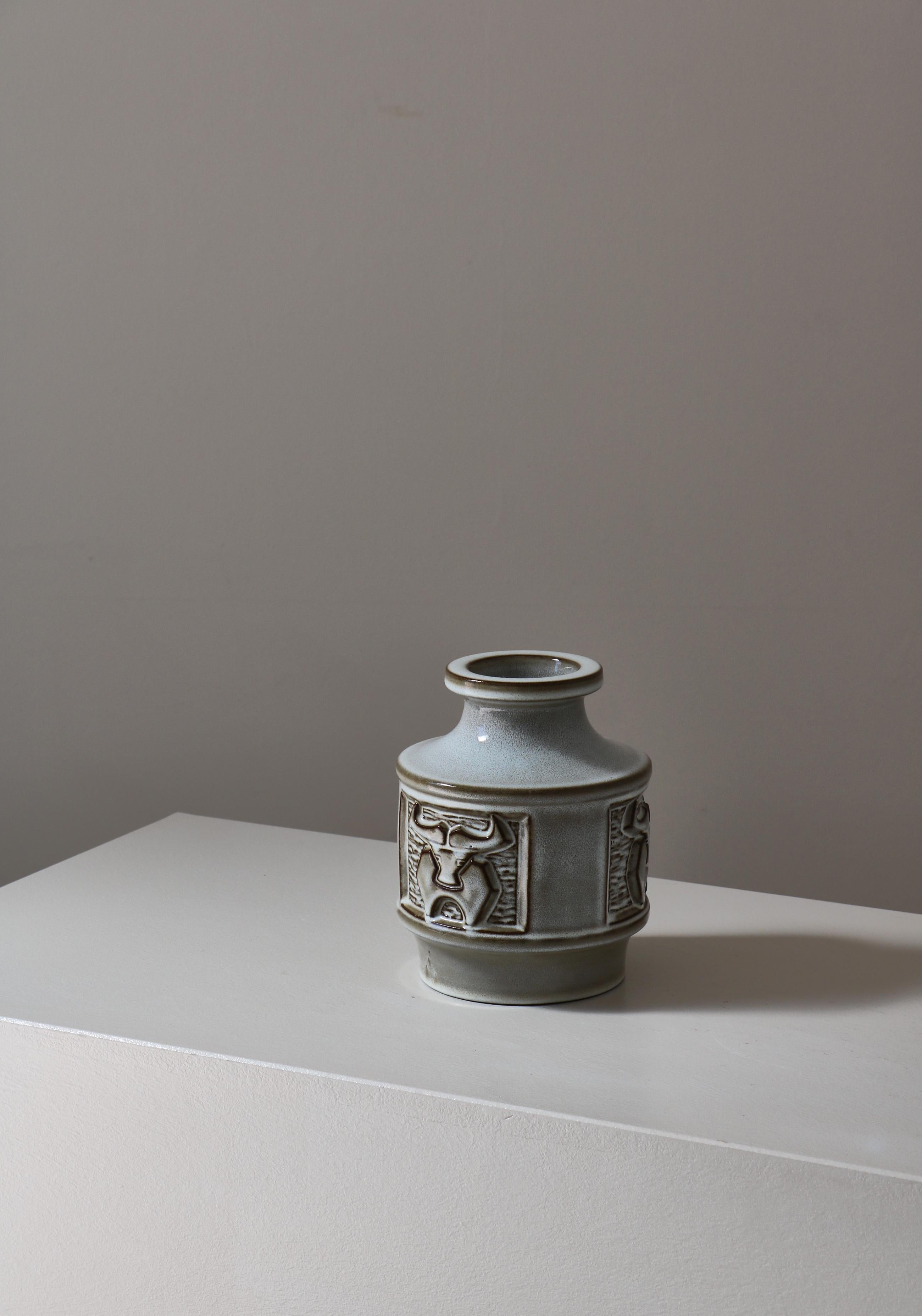 Magnifique vase en grès The Modern Scandinavian avec des motifs de taureaux, fabriqué à la main dans les années 1960 chez Michael Andersen & Sons par Poul Brandborg. Beau vitrage gris blanc. Signé et marqué en dessous.