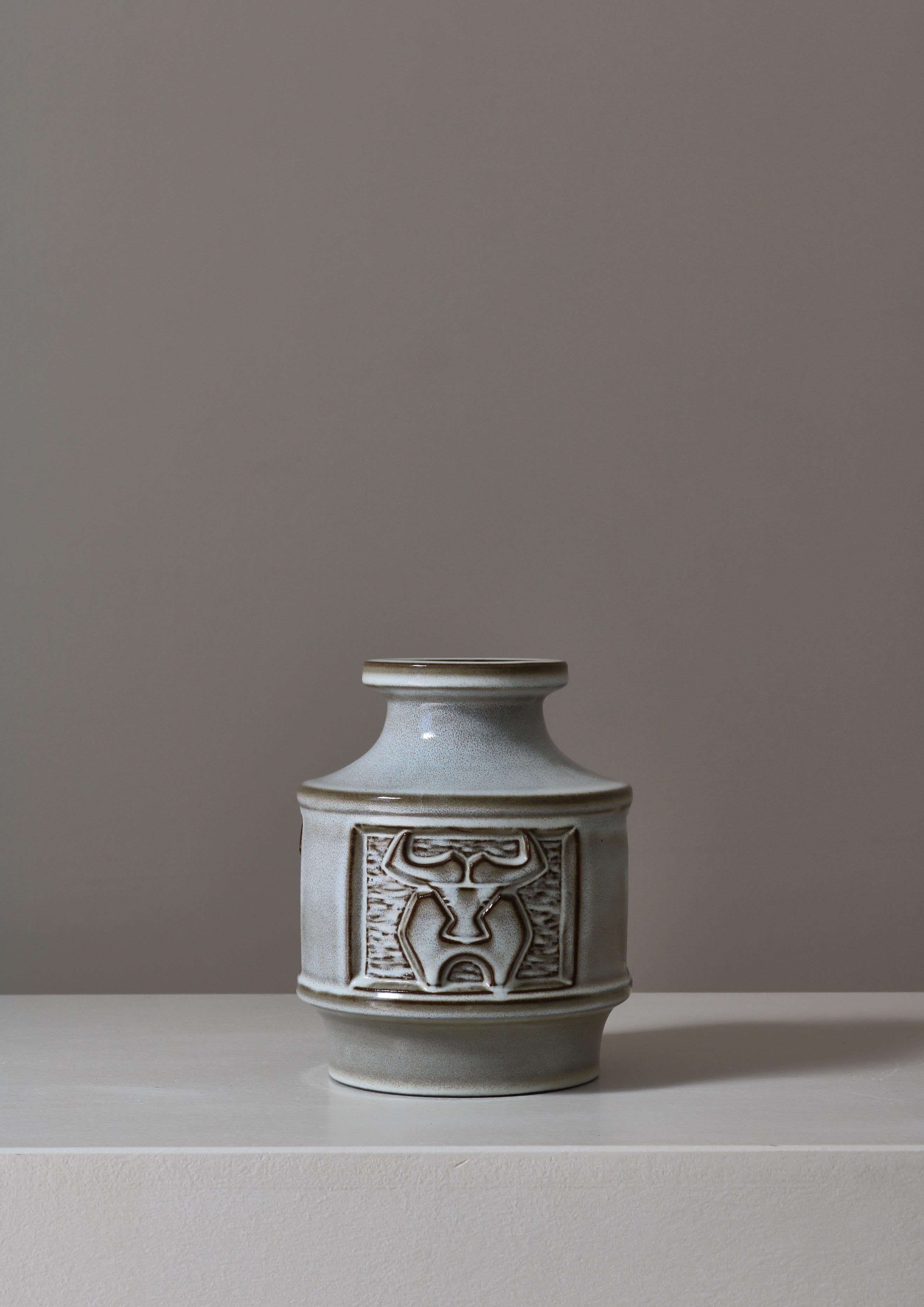 Scandinave moderne Vase scandinave moderne en grès à motif de taureau de Michael Andersen, années 1960 en vente