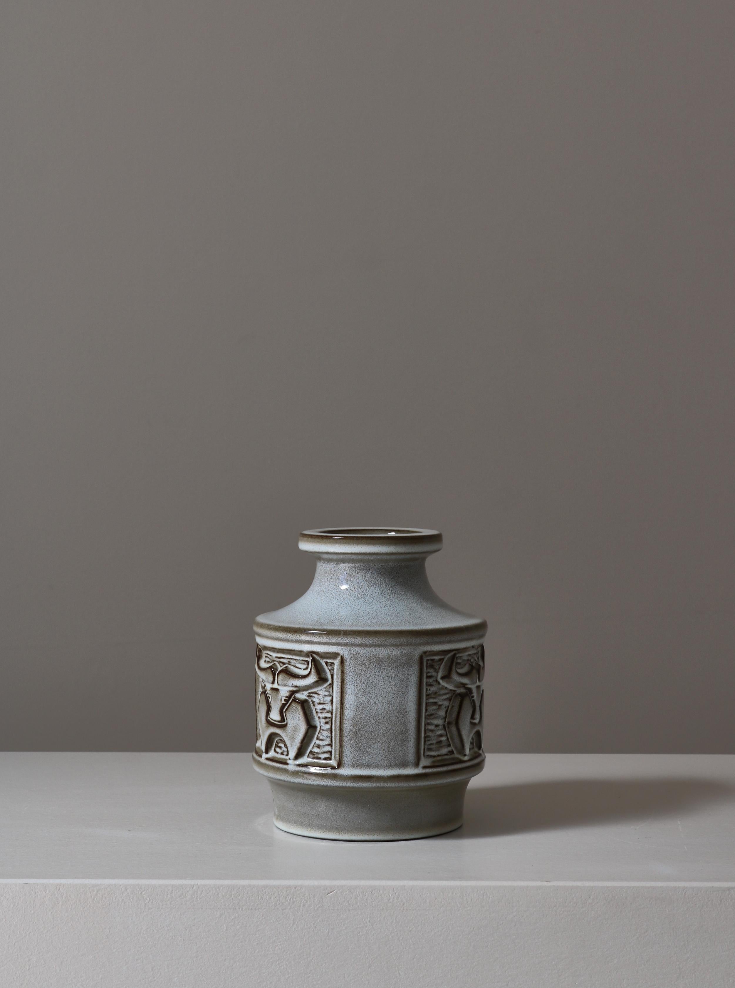 Danois Vase scandinave moderne en grès à motif de taureau de Michael Andersen, années 1960 en vente