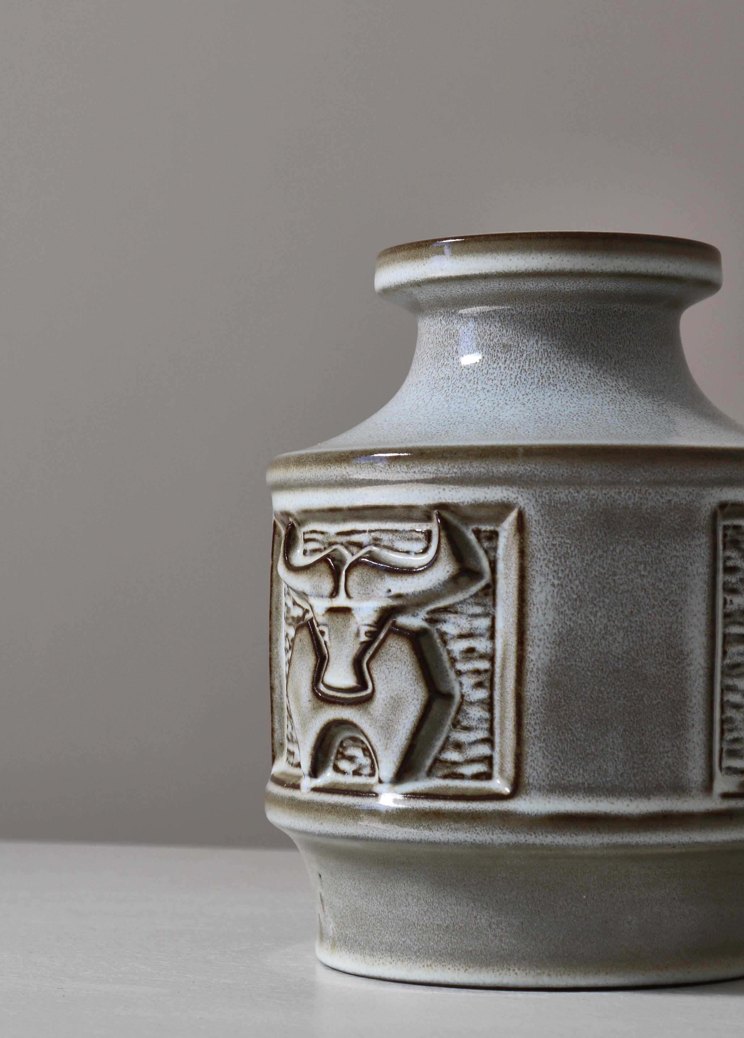 Vase scandinave moderne en grès à motif de taureau de Michael Andersen, années 1960 Bon état - En vente à Odense, DK