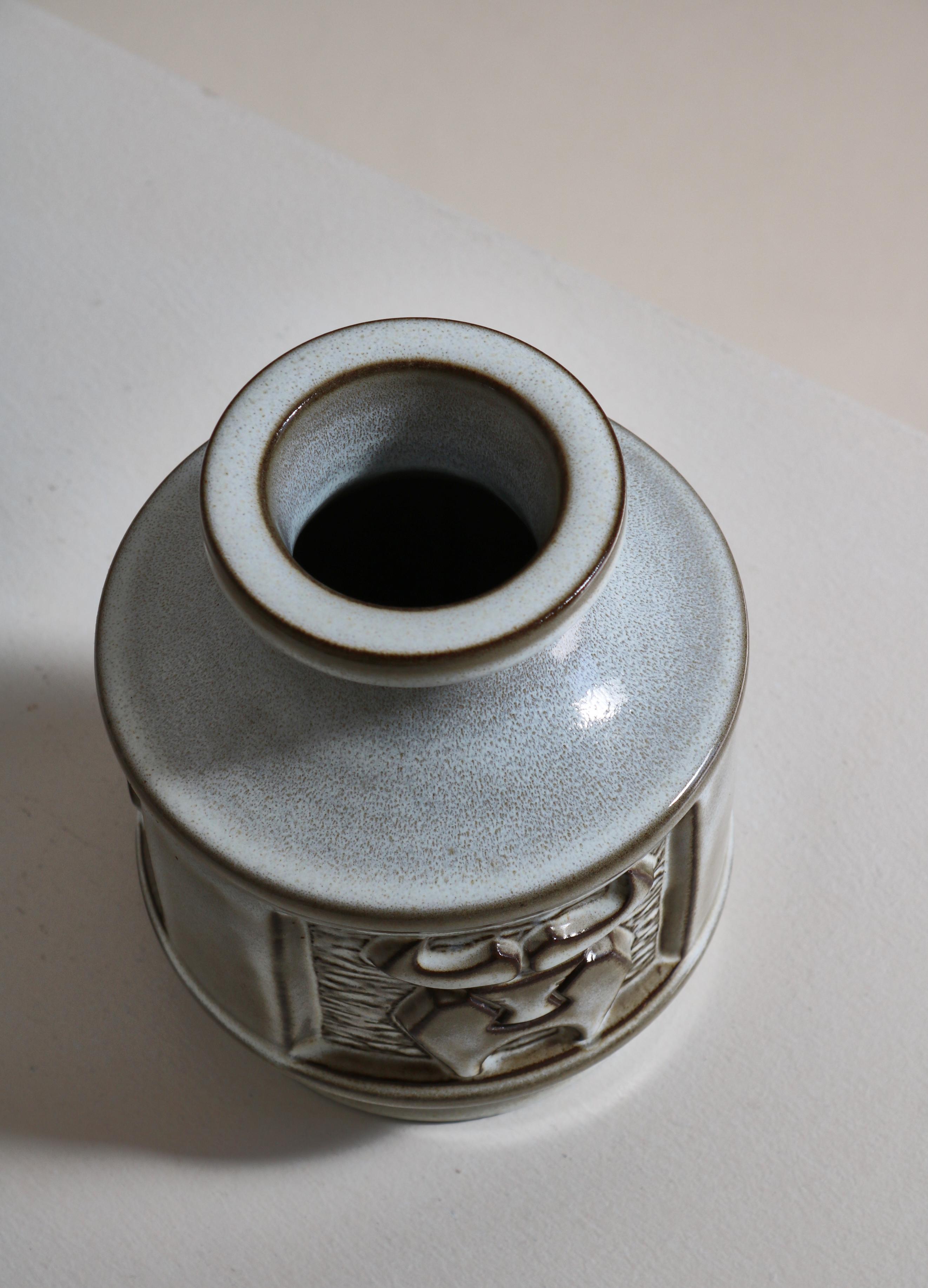 Milieu du XXe siècle Vase scandinave moderne en grès à motif de taureau de Michael Andersen, années 1960 en vente