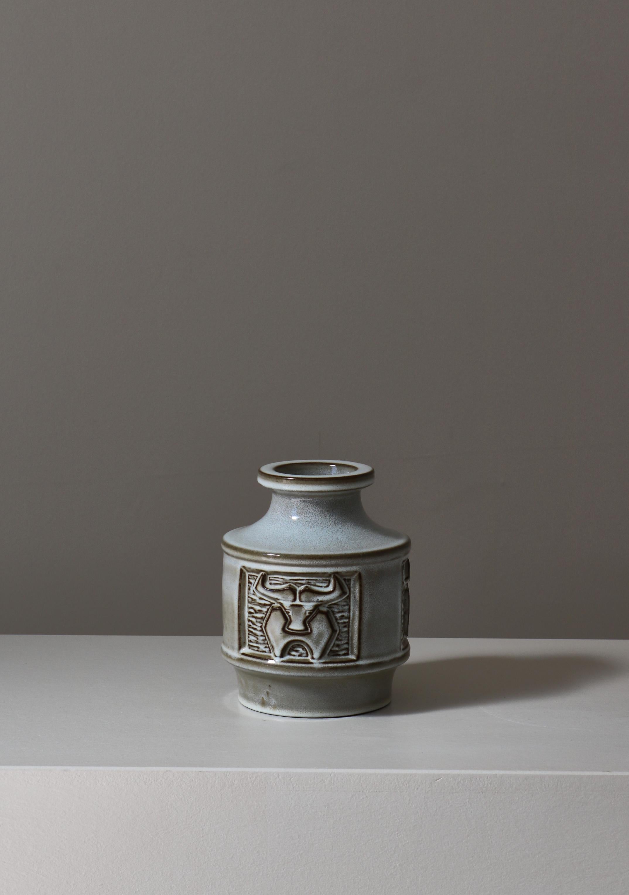 Grès Vase scandinave moderne en grès à motif de taureau de Michael Andersen, années 1960 en vente
