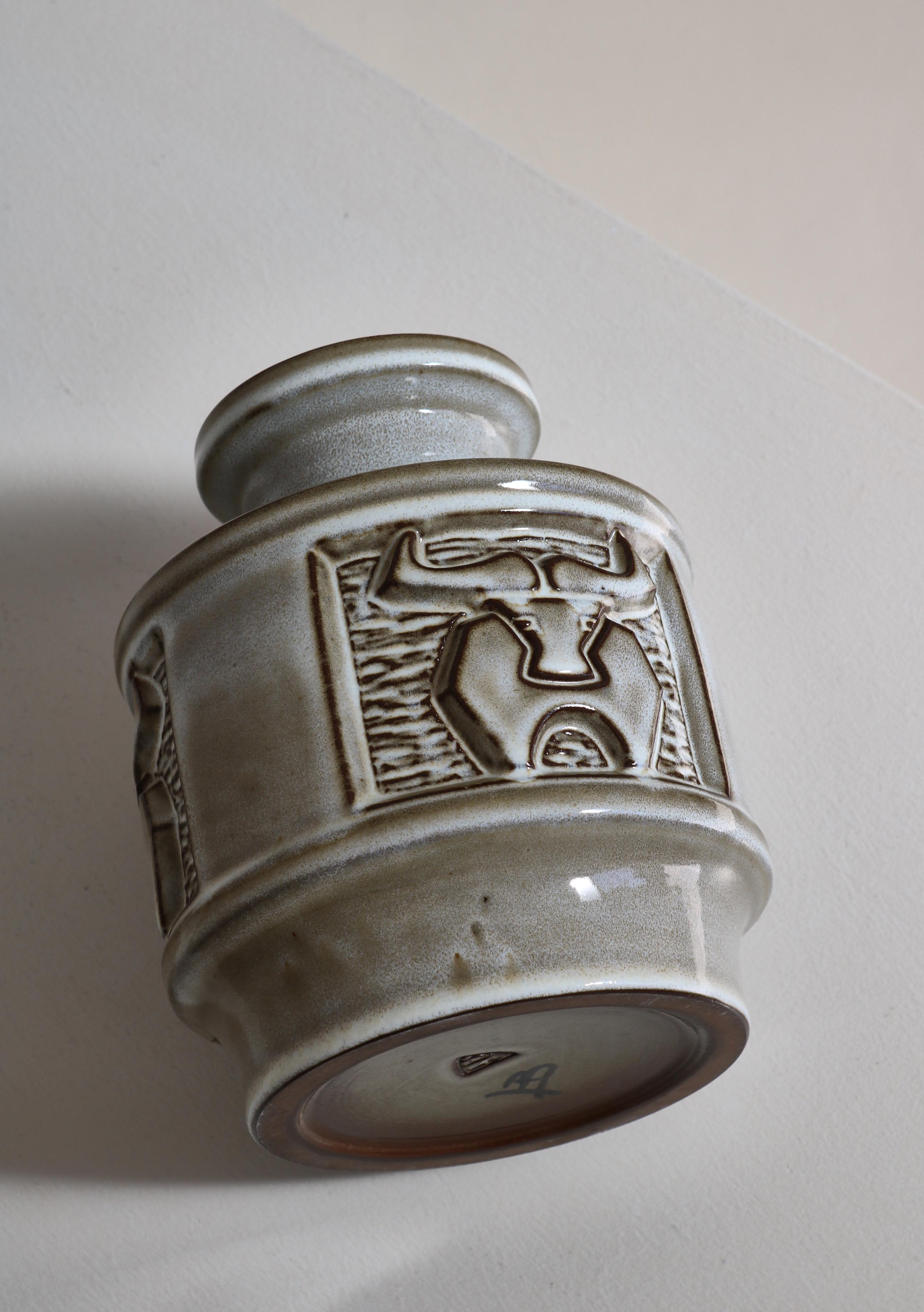 Vase scandinave moderne en grès à motif de taureau de Michael Andersen, années 1960 en vente 1