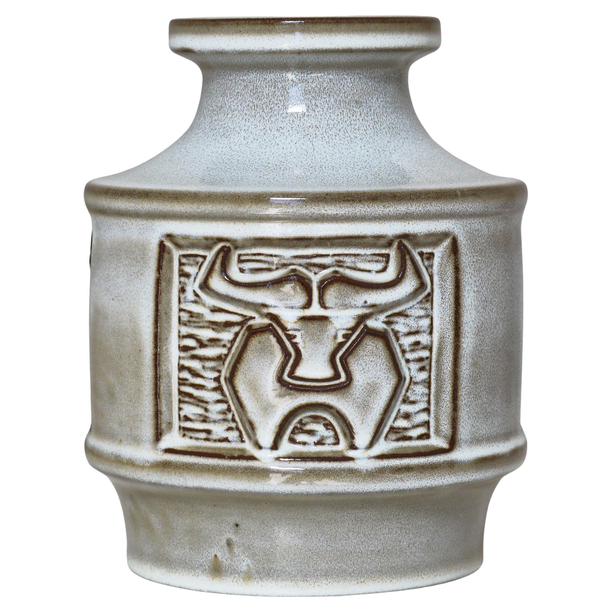 Vase scandinave moderne en grès à motif de taureau de Michael Andersen, années 1960