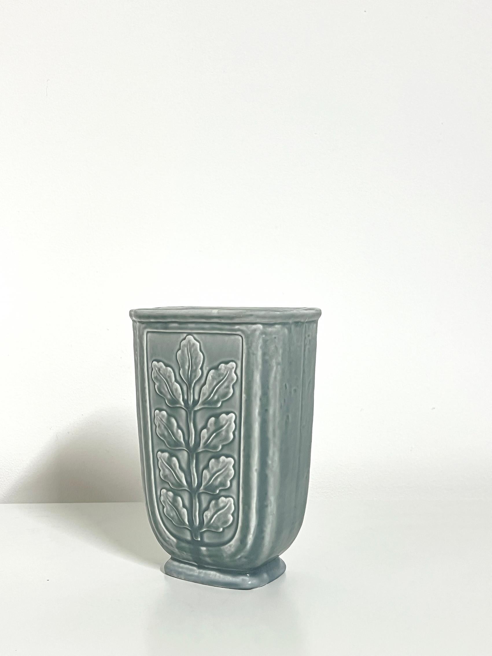 Vaso in pietra The Modern Scandinavian di Gunnar Nylund per Rörstrand 1950.
Firmato con marchio del produttore.
Buone condizioni vintage, usura e patina coerenti con l'età e l'uso. 
Si prega di notare che potrebbe esserci una leggera differenza di