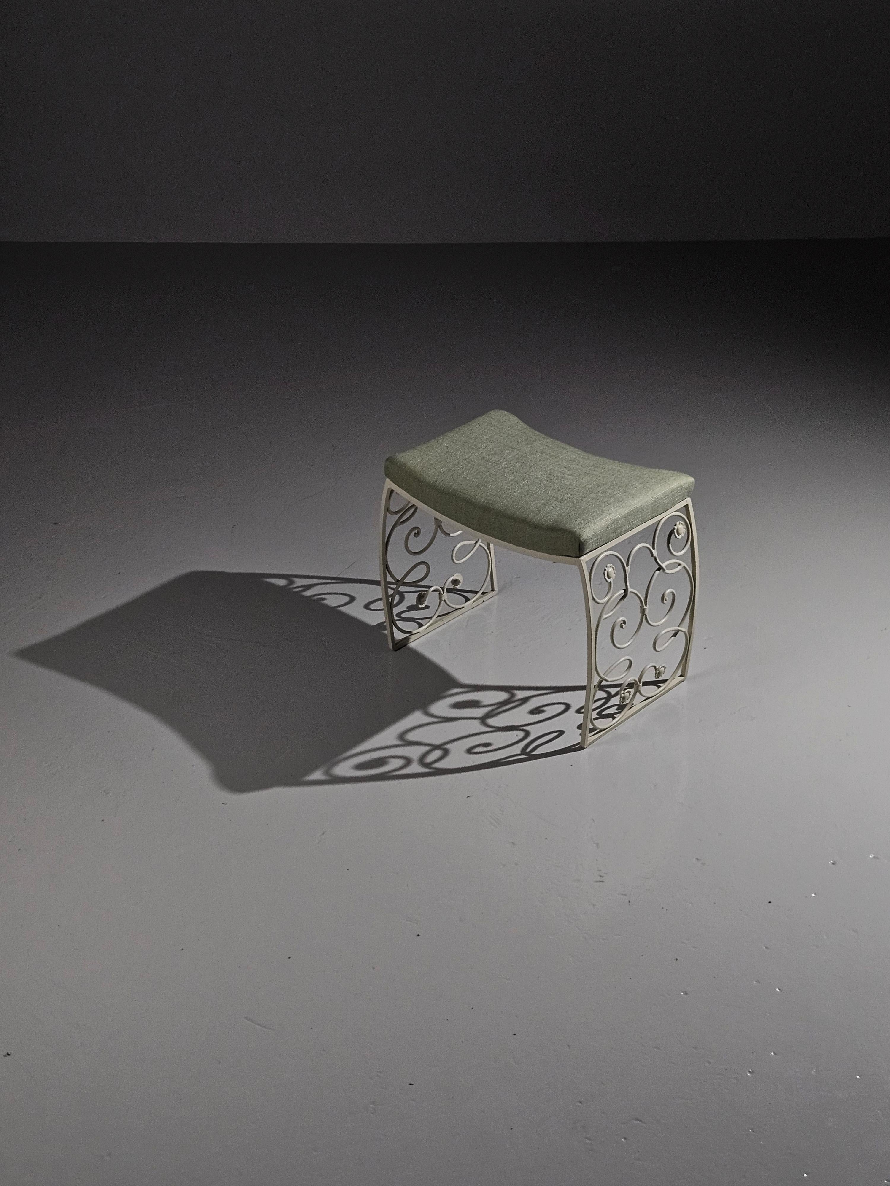 Grand tabouret conçu par Tor Wolfenstein pour Ditzingers et produit par Bjerkås, Suède, dans les années 1940. 

Forme adorable en fer avec des éléments floraux décoratifs.