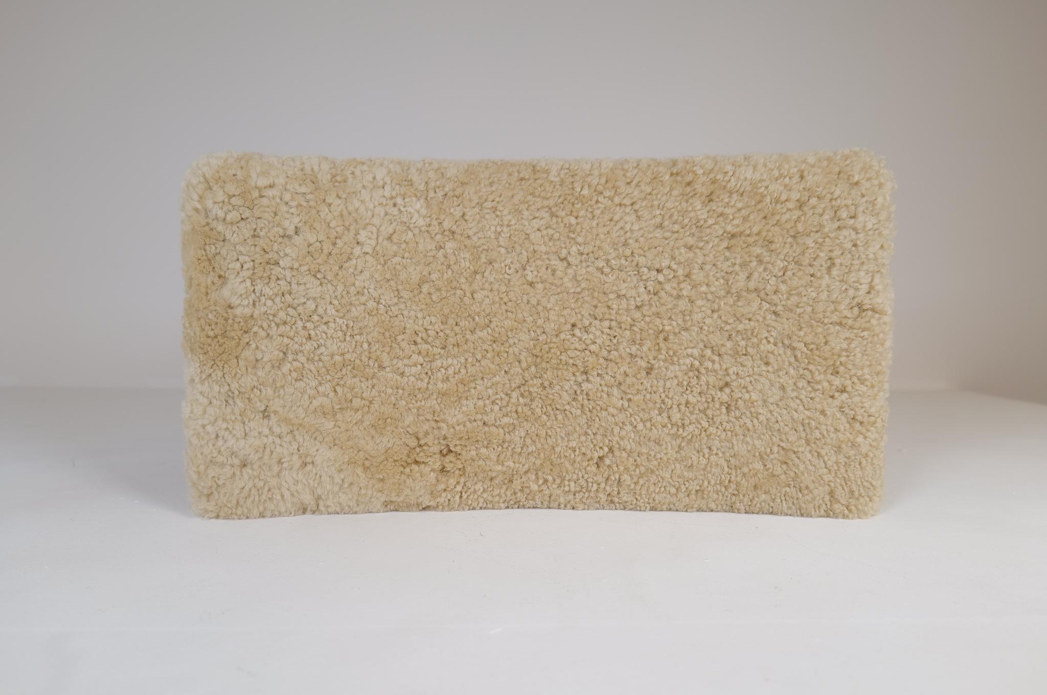 Taburete moderno escandinavo Pino y piel de oveja, Suecia, 1970 en venta 7