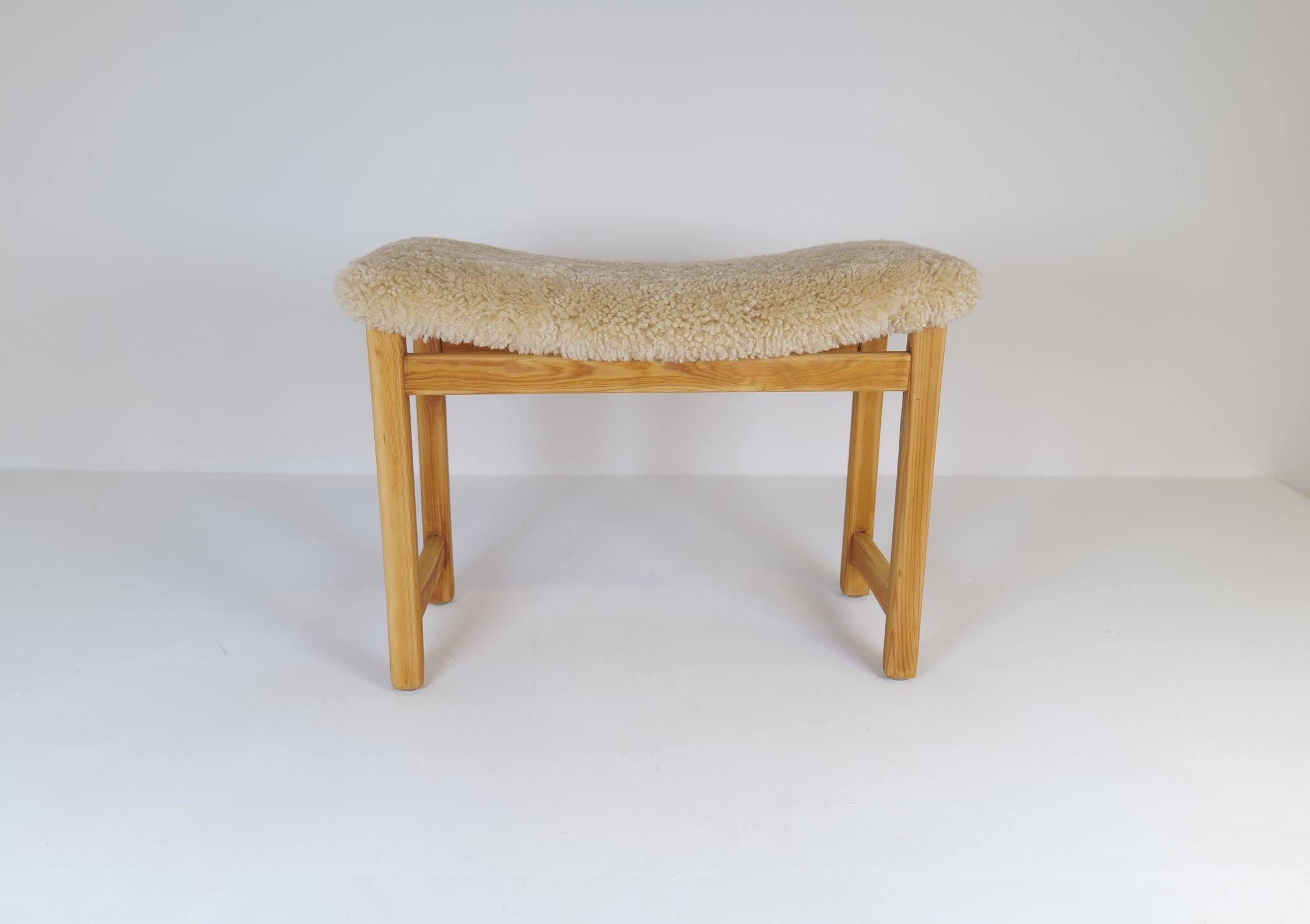 Taburete moderno escandinavo Pino y piel de oveja, Suecia, 1970 finales del siglo XX en venta