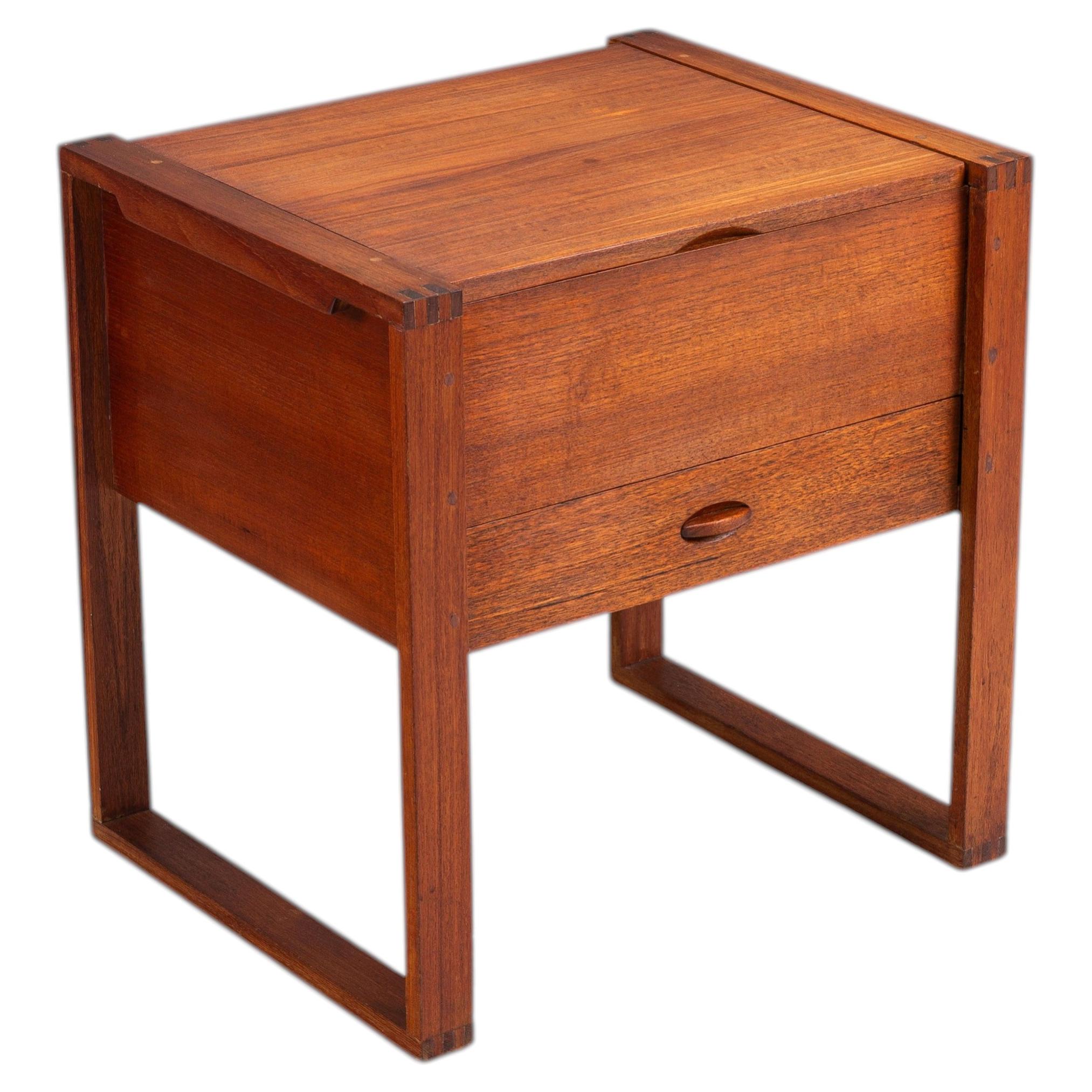 Mobile contenitore in stile moderno scandinavo in teak con base a slitta, Danimarca, 1960