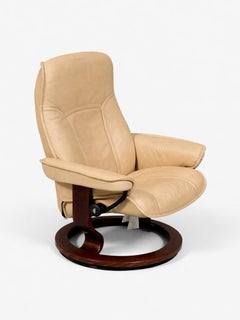 Sillón moderno escandinavo "Stressless" de piel tostada de Ekornes