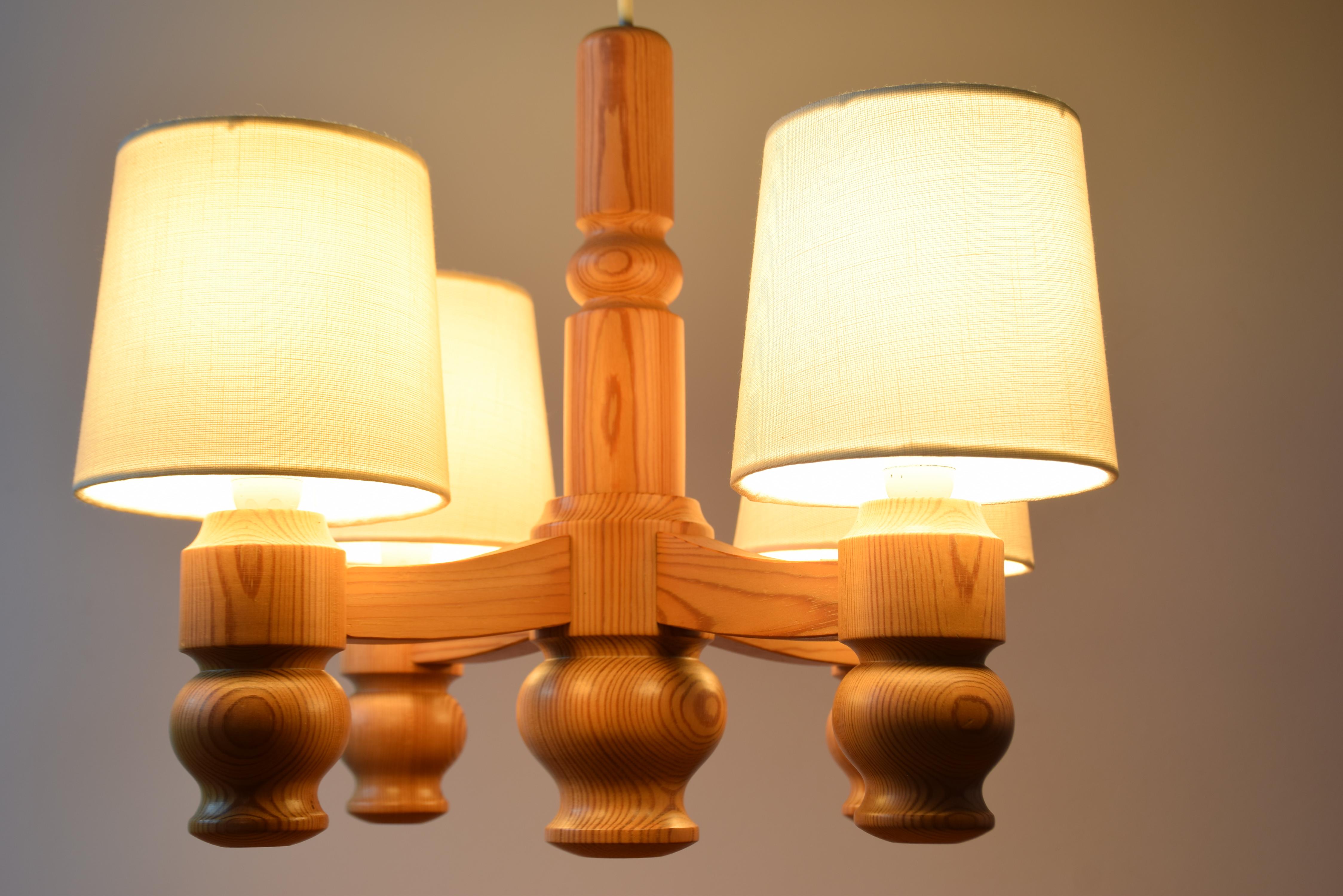 Scandinavo moderno Scandinavian Modern Scandinavian Design Lampadario in legno di pino con 4 bracci Svezia anni '70 in vendita