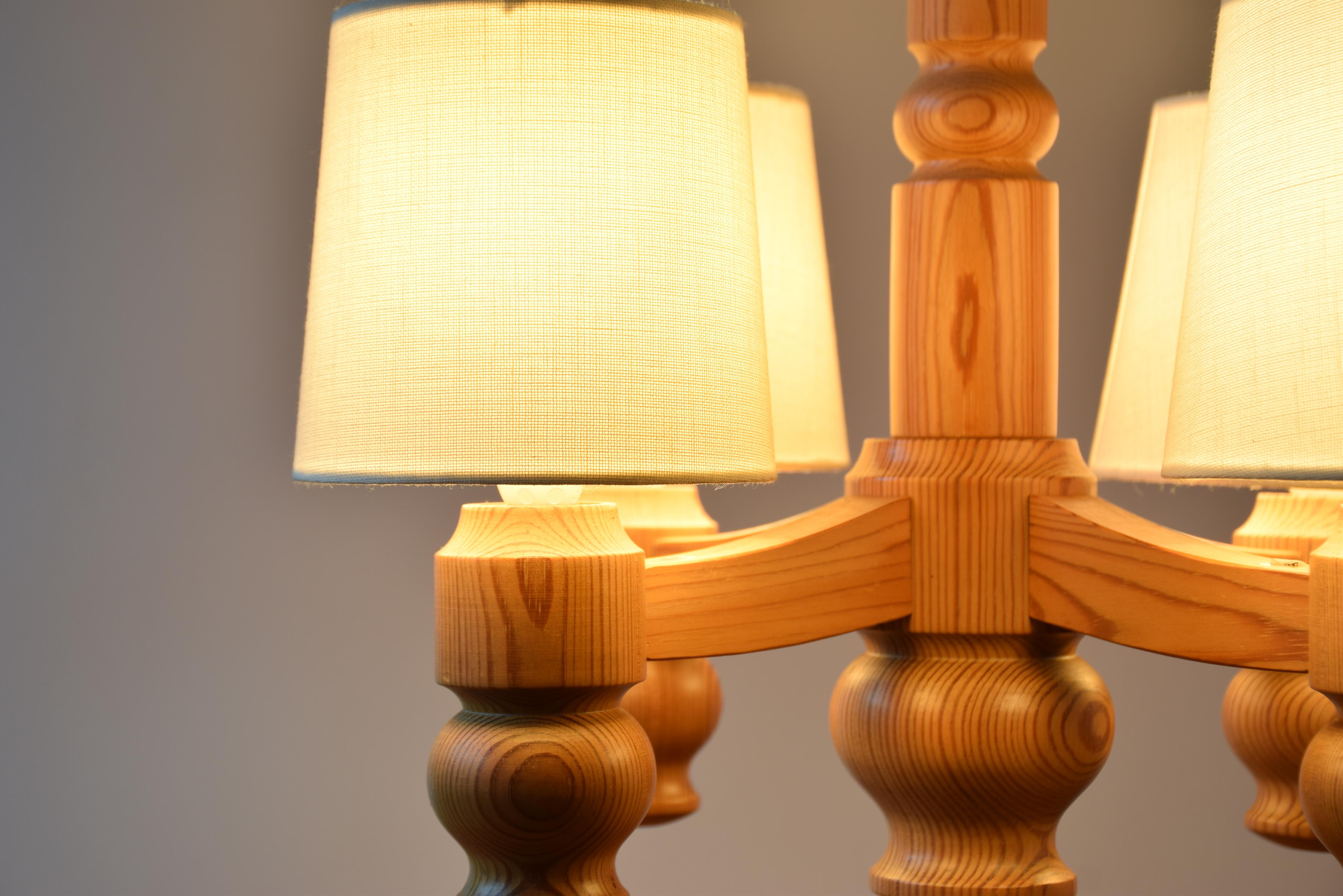 Scandinavian Modern Scandinavian Design Lampadario in legno di pino con 4 bracci Svezia anni '70 In condizioni buone in vendita a Silkeborg, Silkeborg