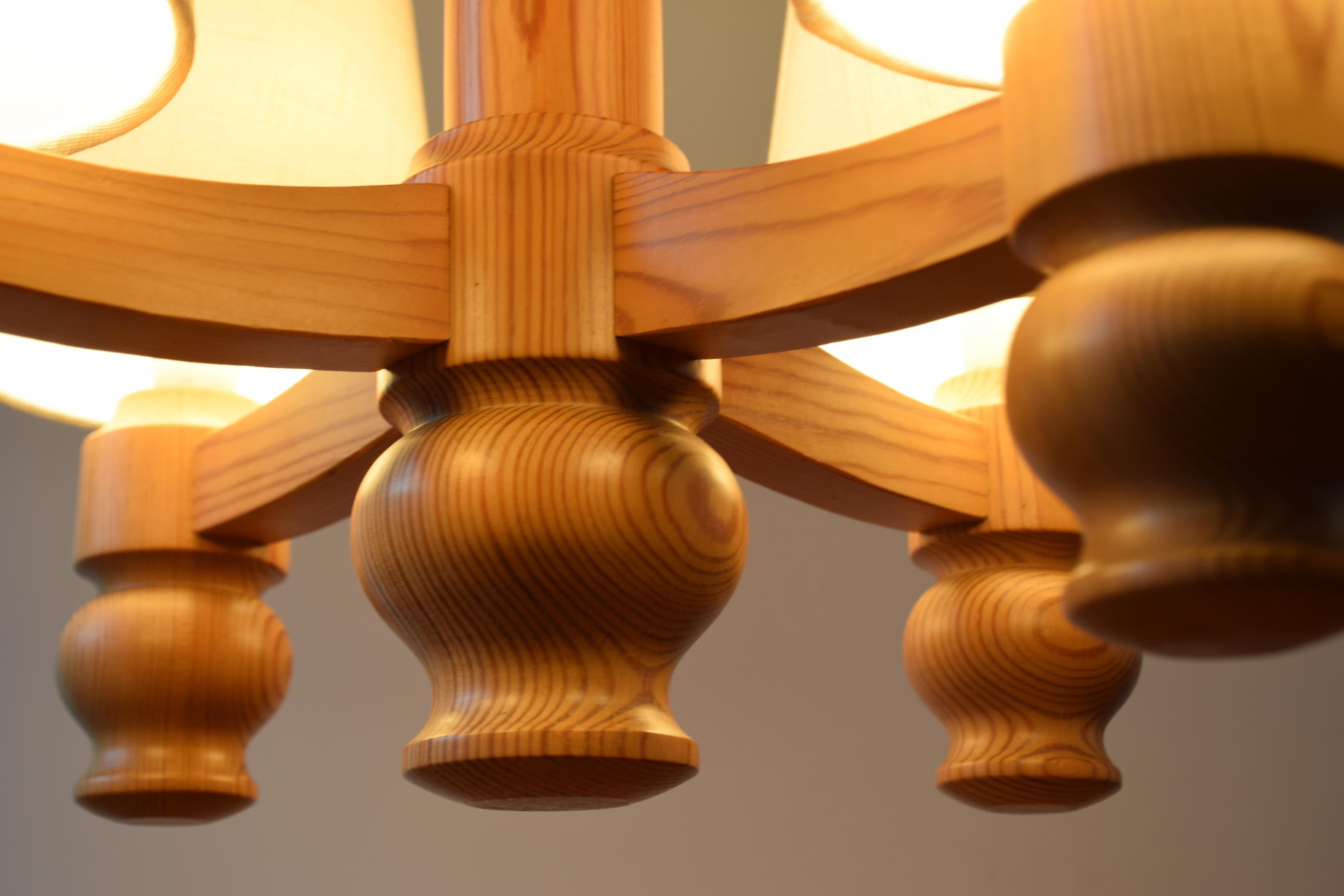 Fine XX secolo Scandinavian Modern Scandinavian Design Lampadario in legno di pino con 4 bracci Svezia anni '70 in vendita