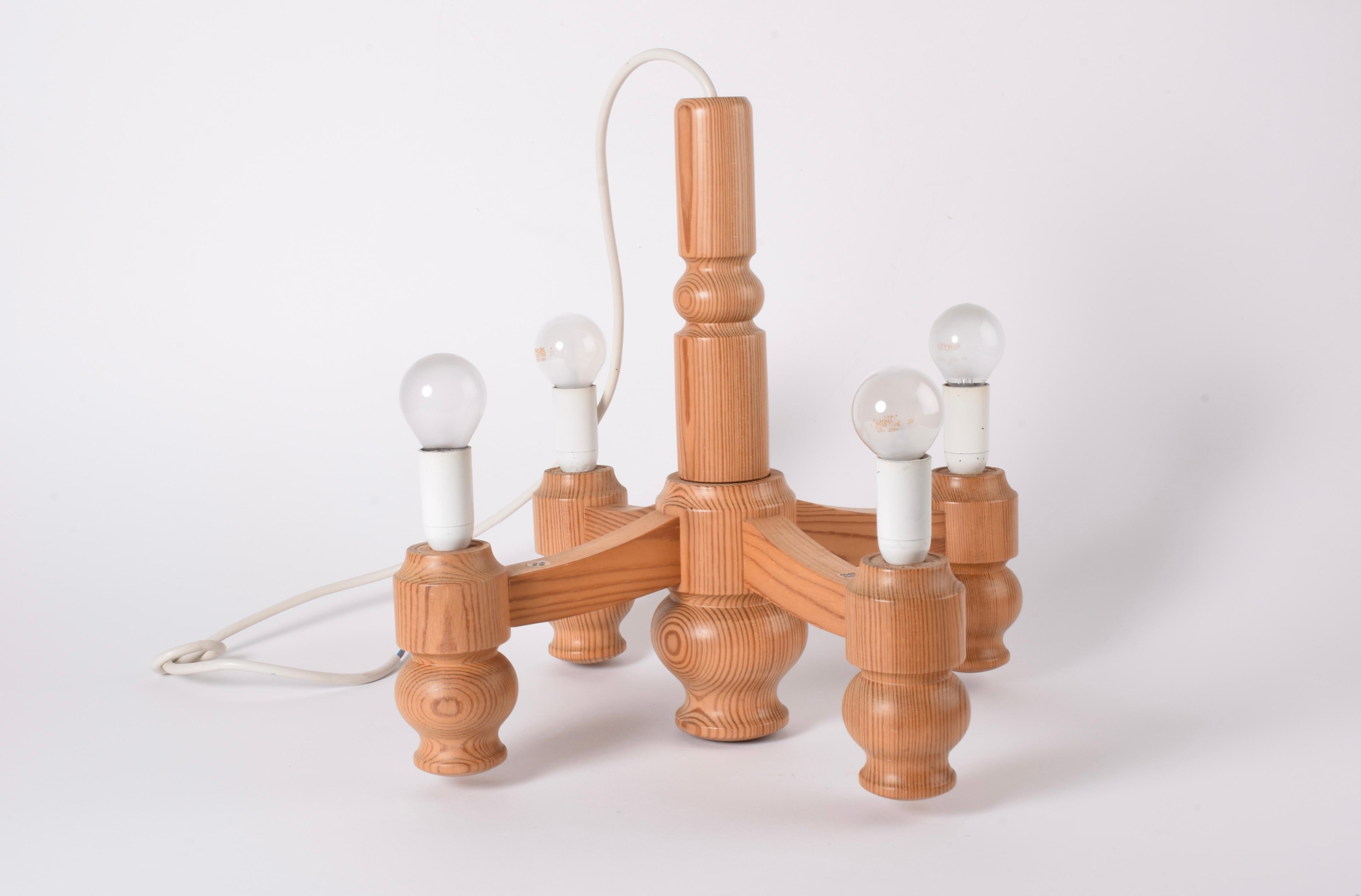 Scandinavian Modern Scandinavian Design Lampadario in legno di pino con 4 bracci Svezia anni '70 in vendita 1