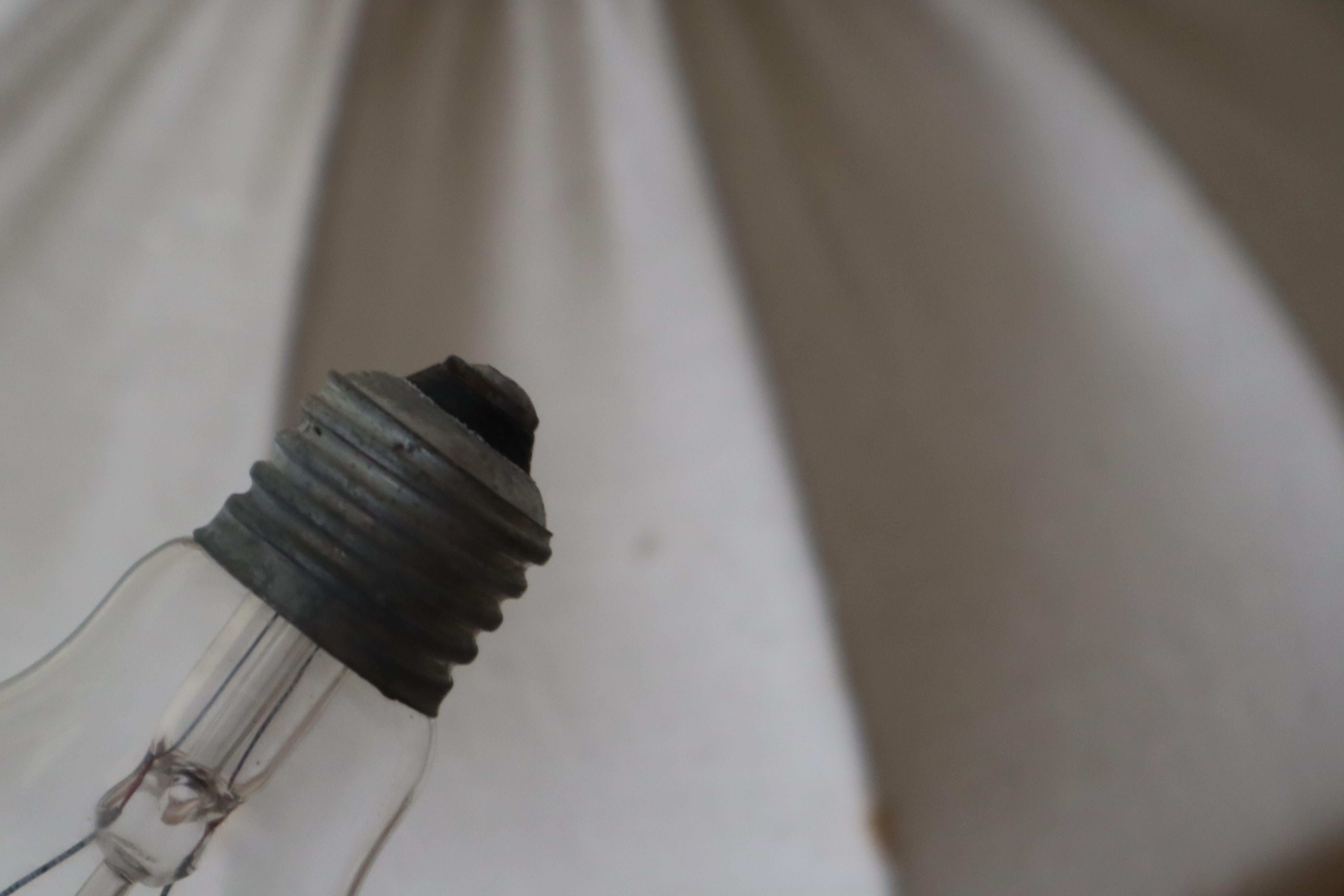 Questa lampada a sospensione è un reperto raro e sappiamo già che ti piacerà. Il suo design e i suoi materiali sono una splendida combinazione. Il paralume stesso è realizzato in un tessuto a trama grossa, presumibilmente in cotone, che si armonizza