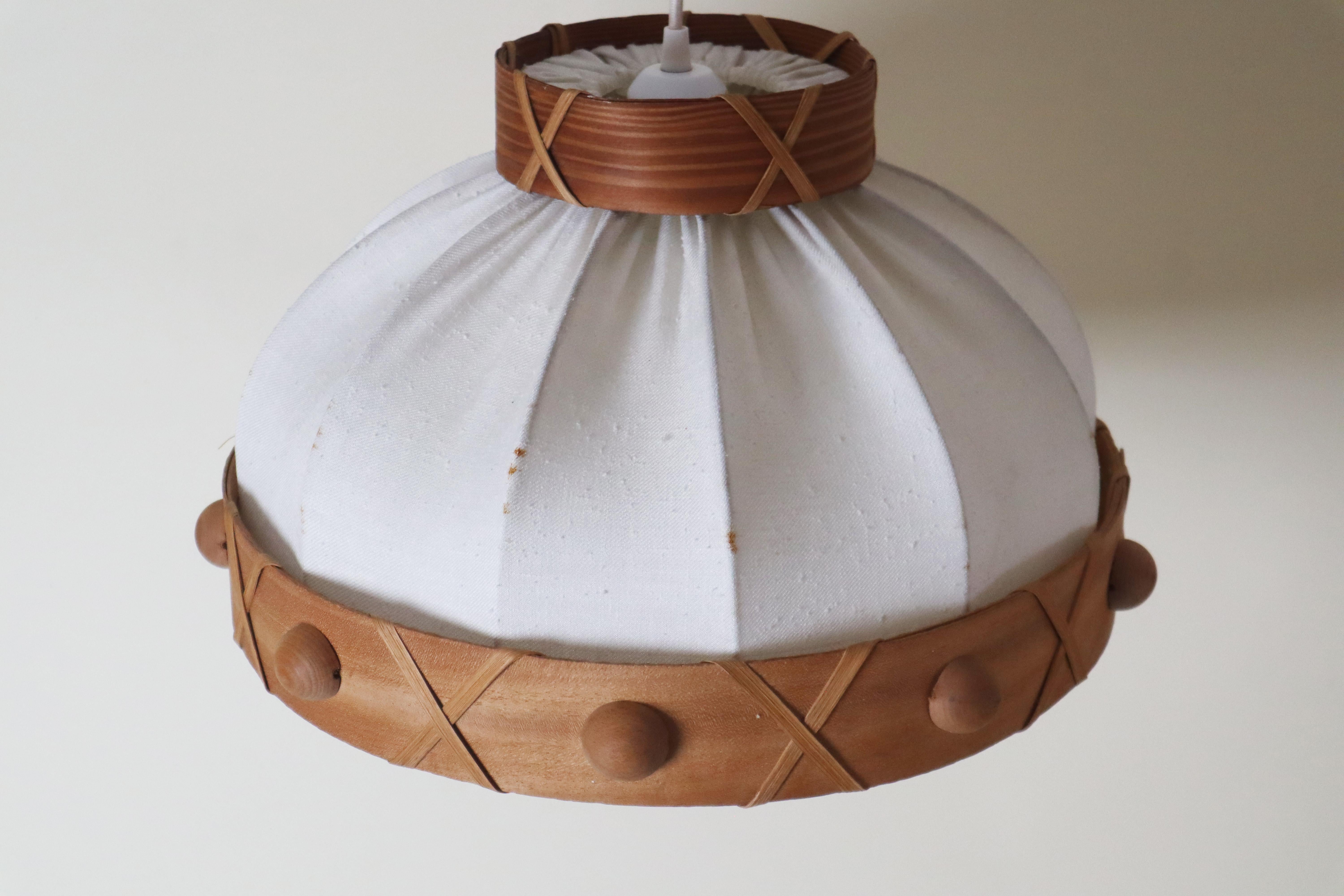 Fatto a mano Scandinavian Modern Swedish Pendant Lamp Made Of Pine Chipboard And Fabric in vendita
