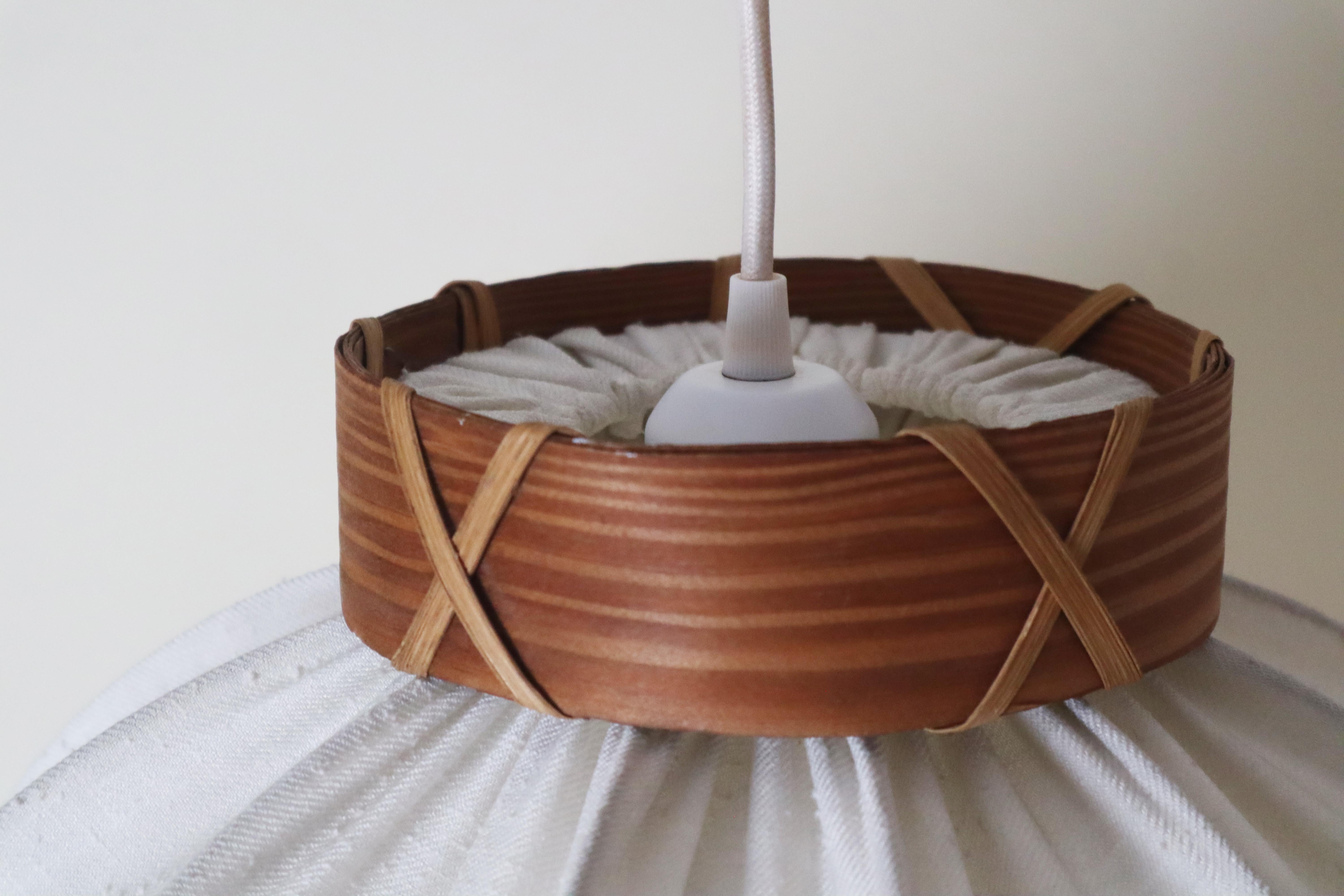 Fine XX secolo Scandinavian Modern Swedish Pendant Lamp Made Of Pine Chipboard And Fabric in vendita