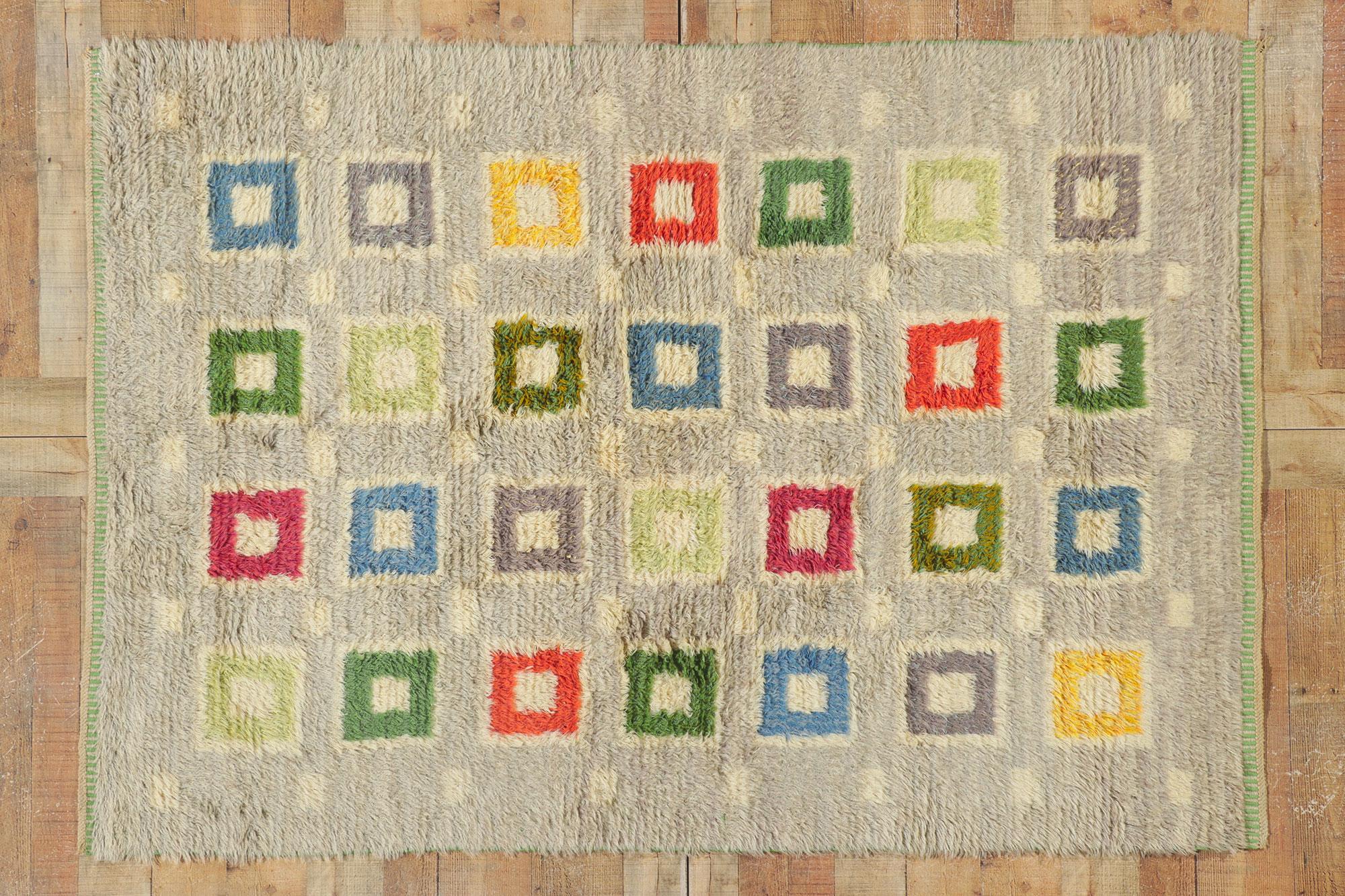 78508 Schwedischer Vintage Rya-Teppich, 04'08 x 06'06. Dieser handgeknüpfte schwedische Rya-Teppich im skandinavisch-modernen Stil besticht durch seine unglaubliche Detailtreue und Textur und ist eine faszinierende Vision gewebter Schönheit. Das