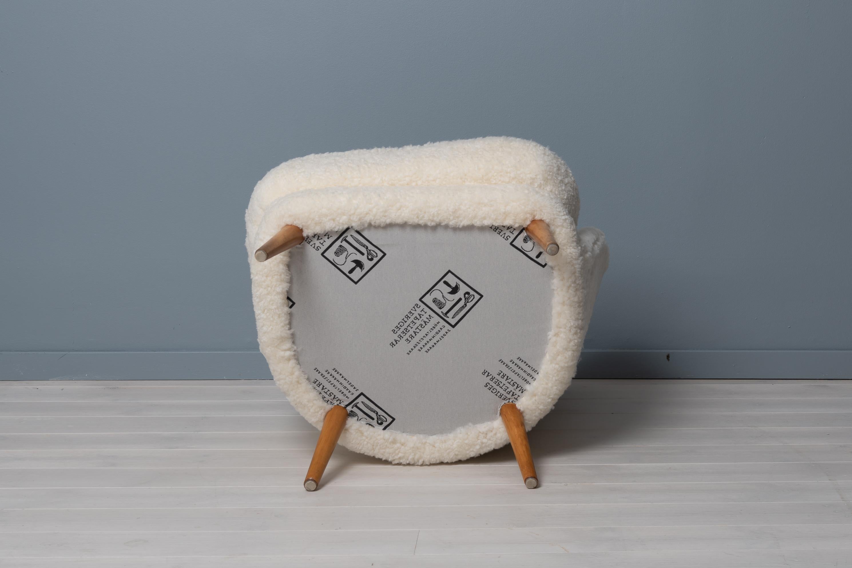 Scandinavian Modern Swedish White Sheepskin Easy Chair Attributed to Arne Norell For Sale 6