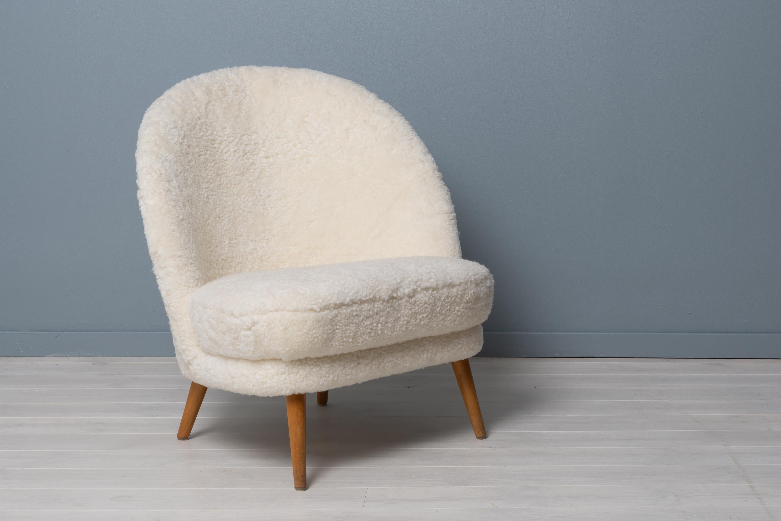 Scandinavian Modern Swedish White Sheepskin Easy Chair Attributed to Arne Norell In Good Condition For Sale In Kramfors, SE