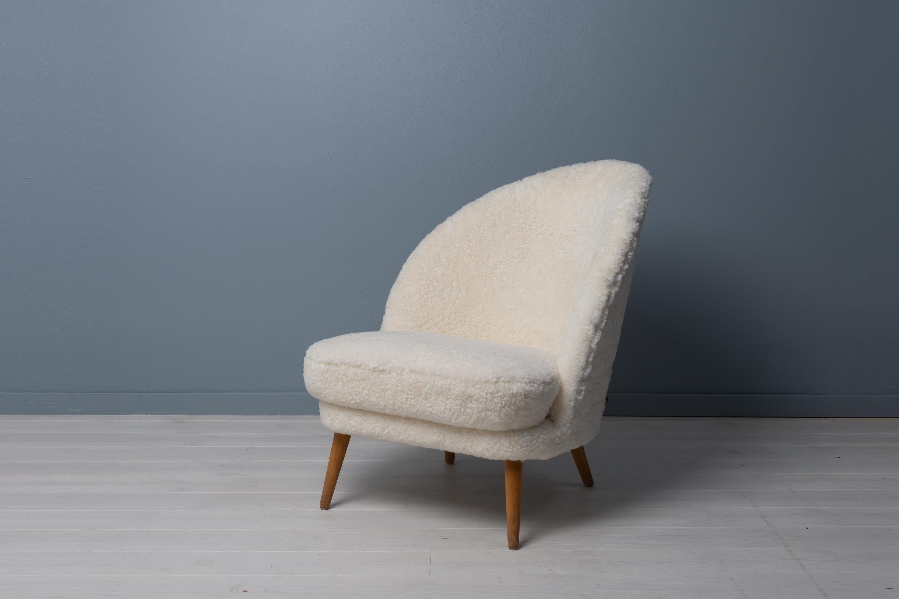 20th Century Scandinavian Modern Swedish White Sheepskin Easy Chair Attributed to Arne Norell For Sale