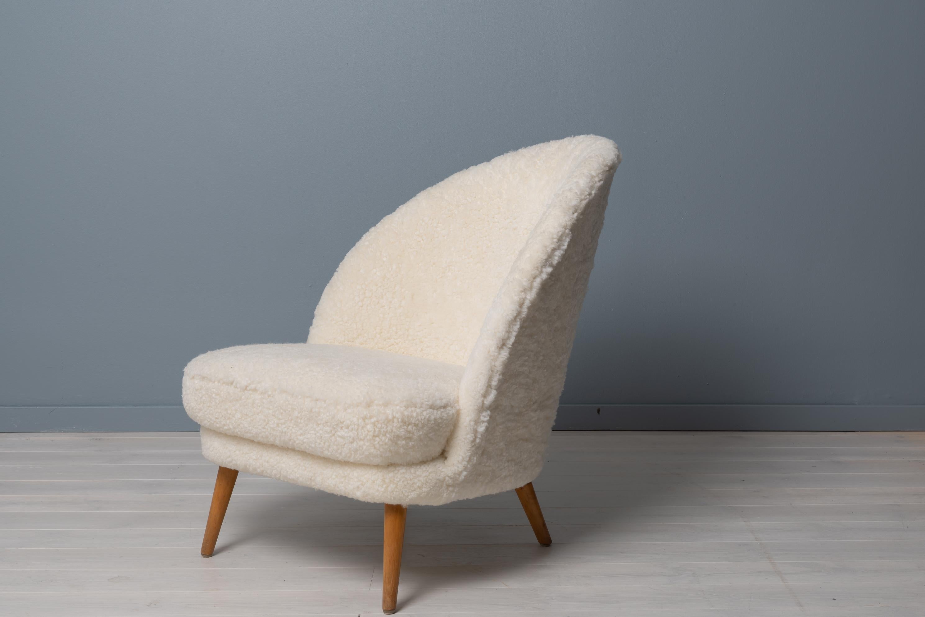 Scandinavian Modern Swedish White Sheepskin Easy Chair Attributed to Arne Norell For Sale 1