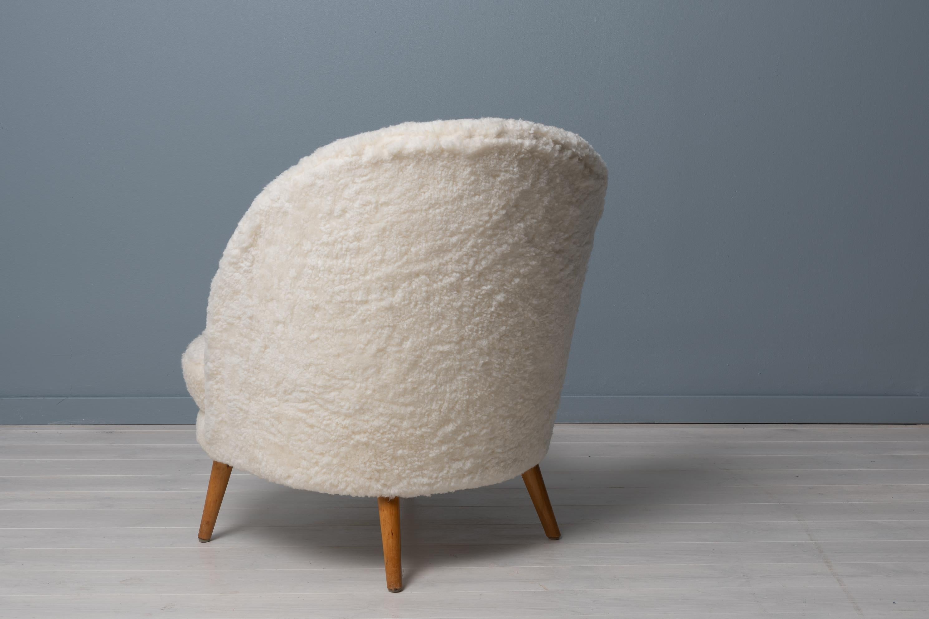 Scandinavian Modern Swedish White Sheepskin Easy Chair Attributed to Arne Norell For Sale 2